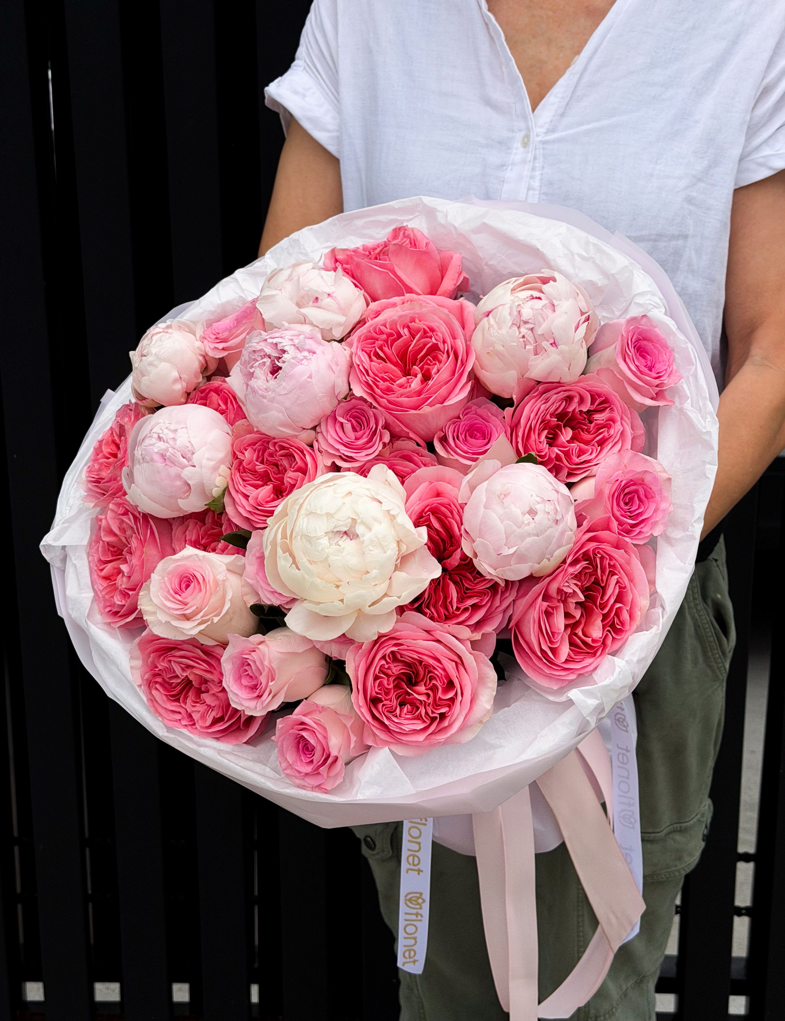 Mini Pink Dream - A delicate, cloud-like bouquet featuring premium garden roses and soft peonies in layered shades of blush, pastel pink, and creamy white. “Mini Pink Dream” is designed to feel effortless yet luxurious — compact in size but rich in texture and fullness. Every bloom is carefully placed to create that signature Flonet softness: romantic, airy, and undeniably feminine. Perfect for sweet gestures, birthdays, or when you want something elegant without going oversized.