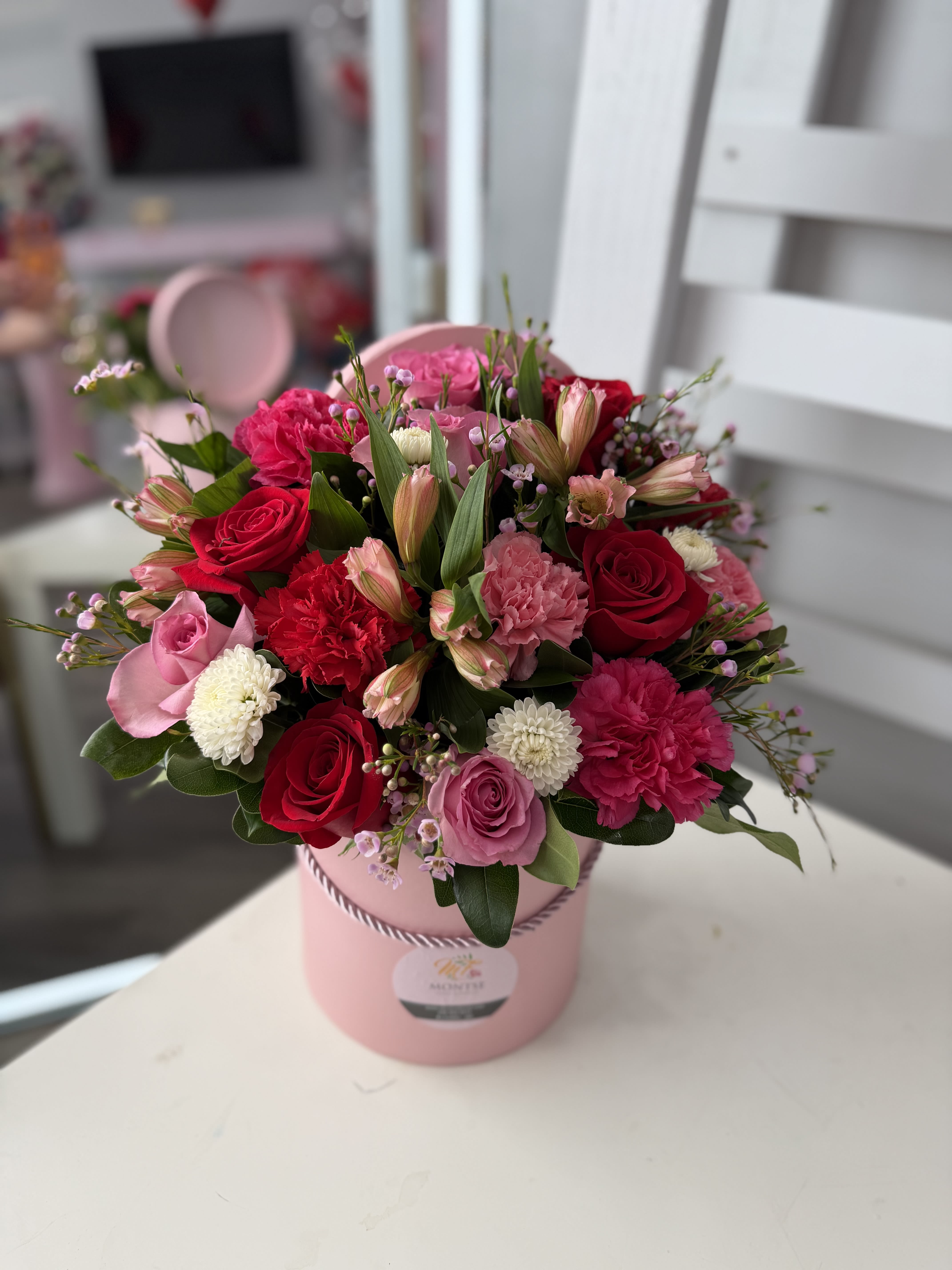 CHERRY - A lovely blend of red and pink blooms, accented with fresh touches of green for a timeless and elegant look.