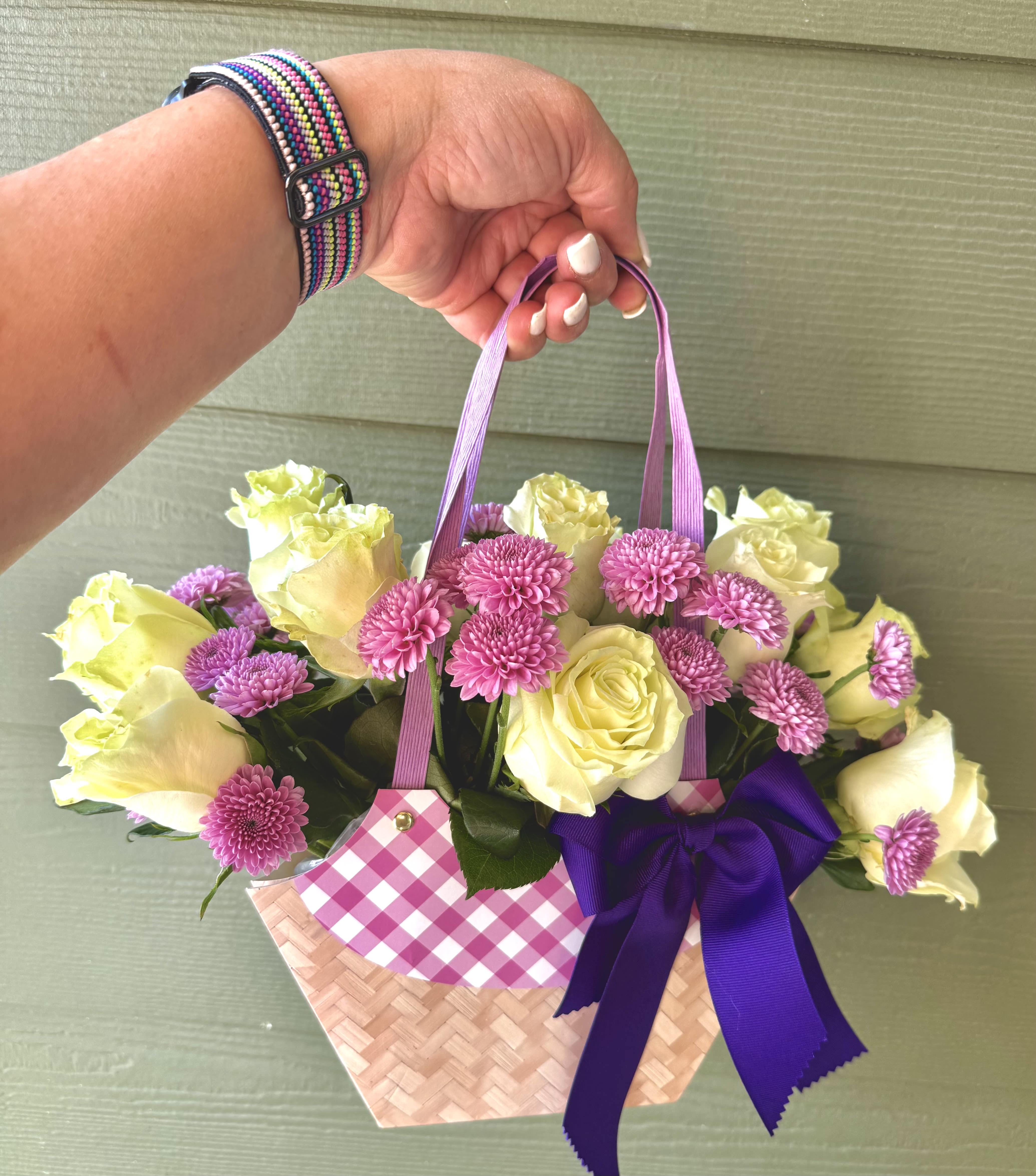 BASKET GINGHAM  - BEAUTIFUL BASKET IN DIFERENT COLORS, PLEASE SEE THE PICTURE AND SELECT YOUR FLOWERS COLOR.