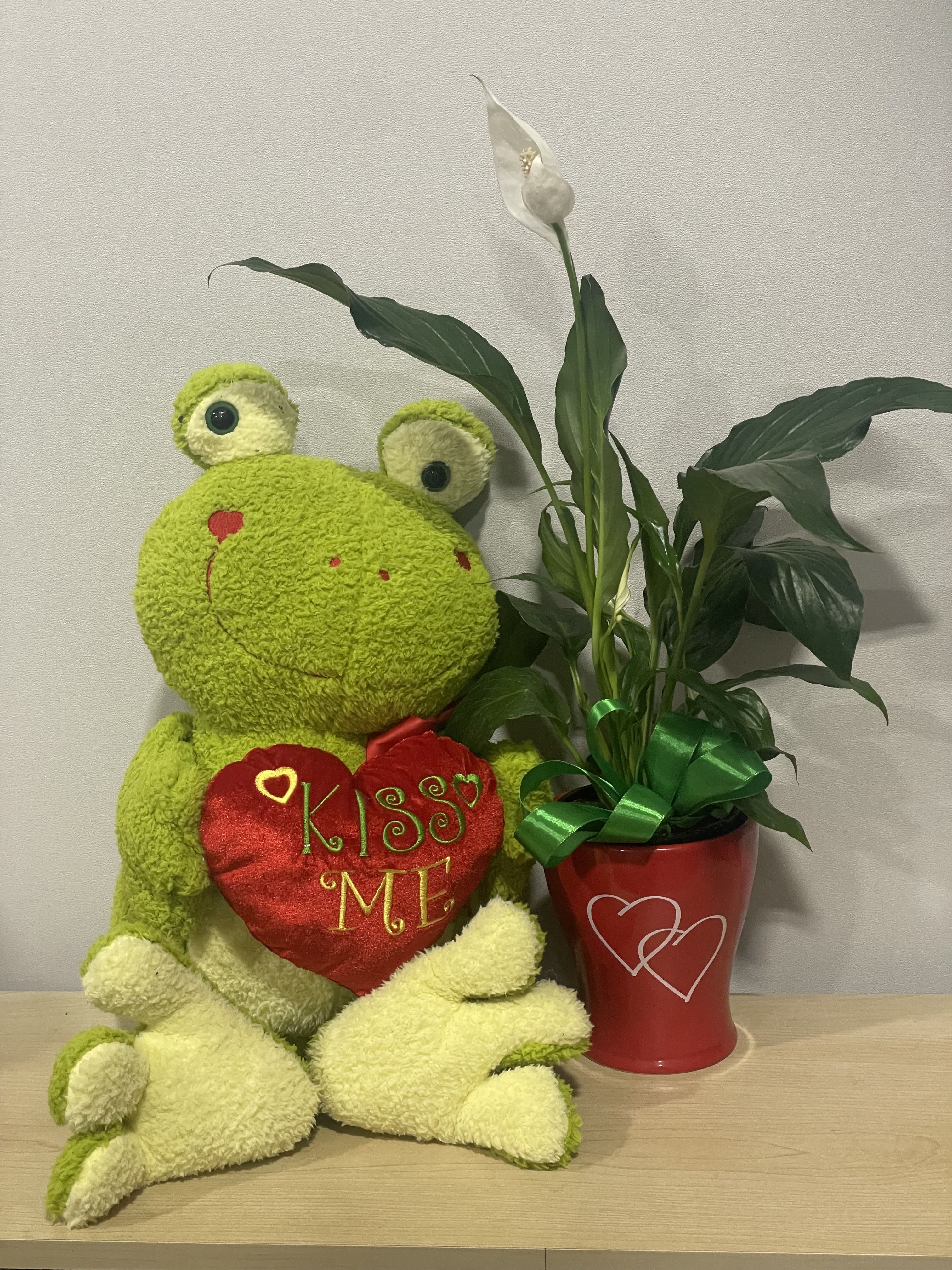 Kiss Me Frog &amp; Hearts Planter - As shown 