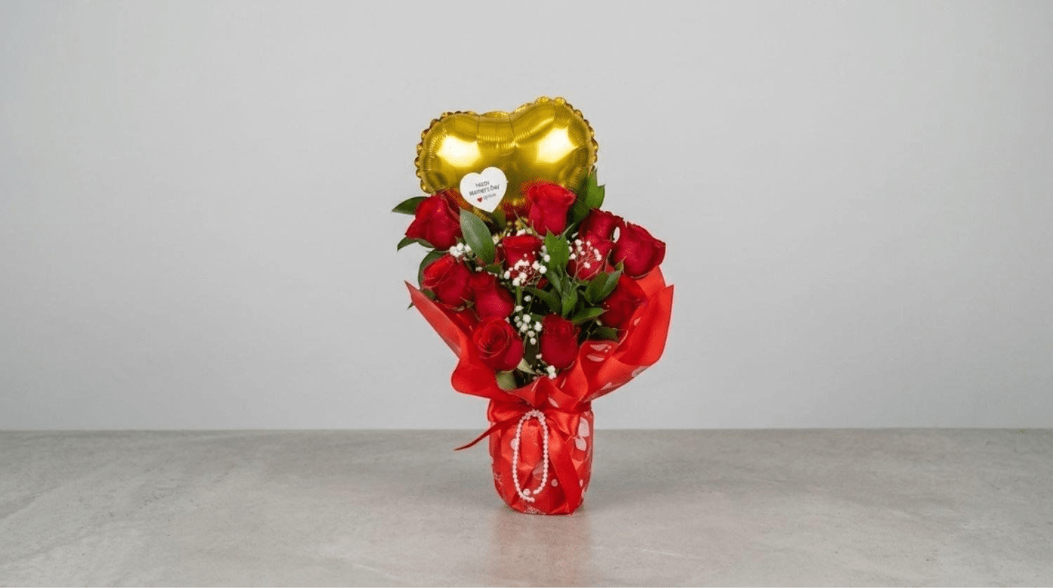 Glass vase wrapped in red paper, natural roses, heart-shaped balloon with a message for Mother's Day - Glass vase wrapped in red paper, natural roses, heart-shaped balloon with a message for Mother's Day