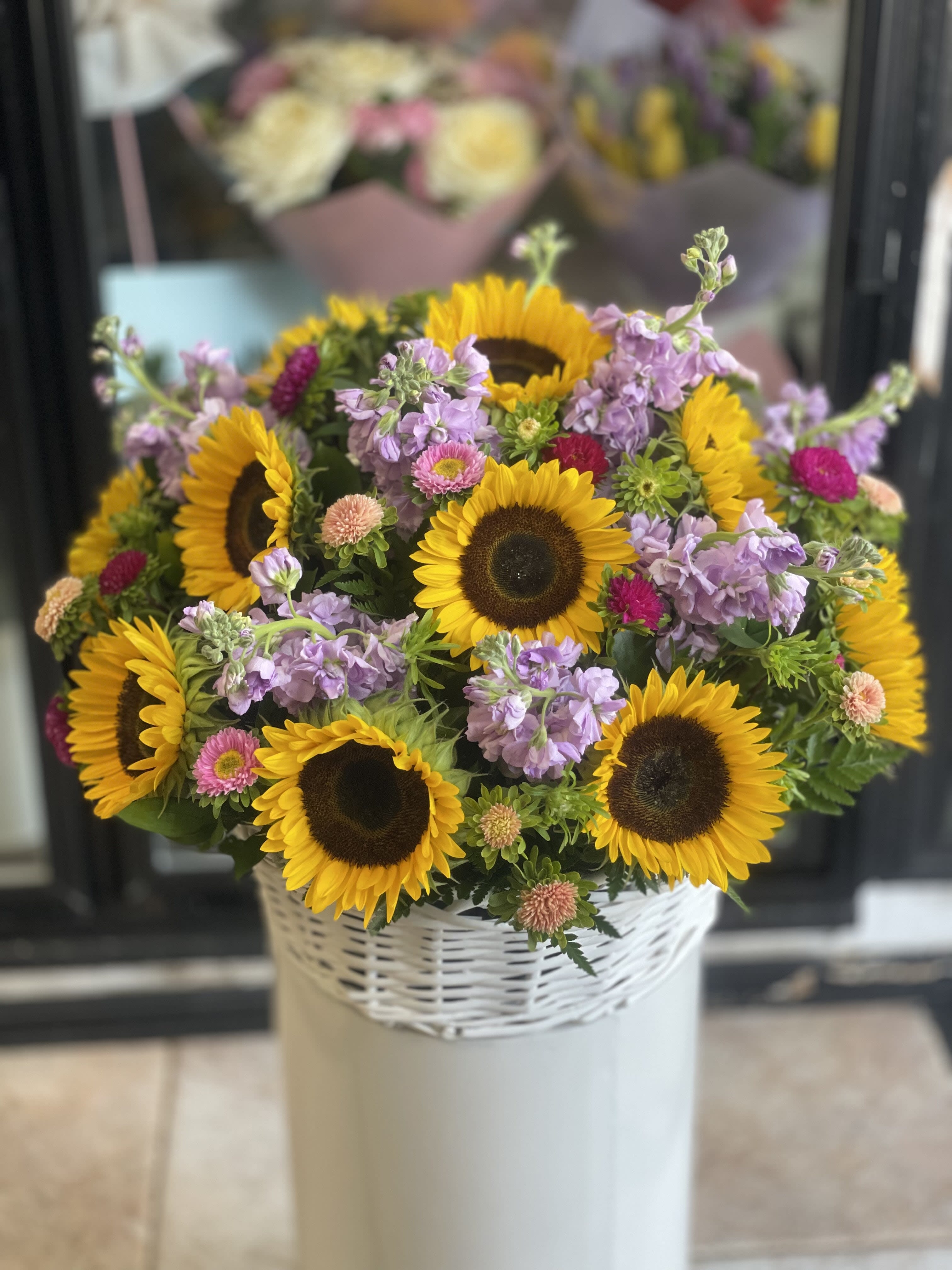 Summer Basket.         The photo shows a deluxe size. - The photo shows a deluxe size.