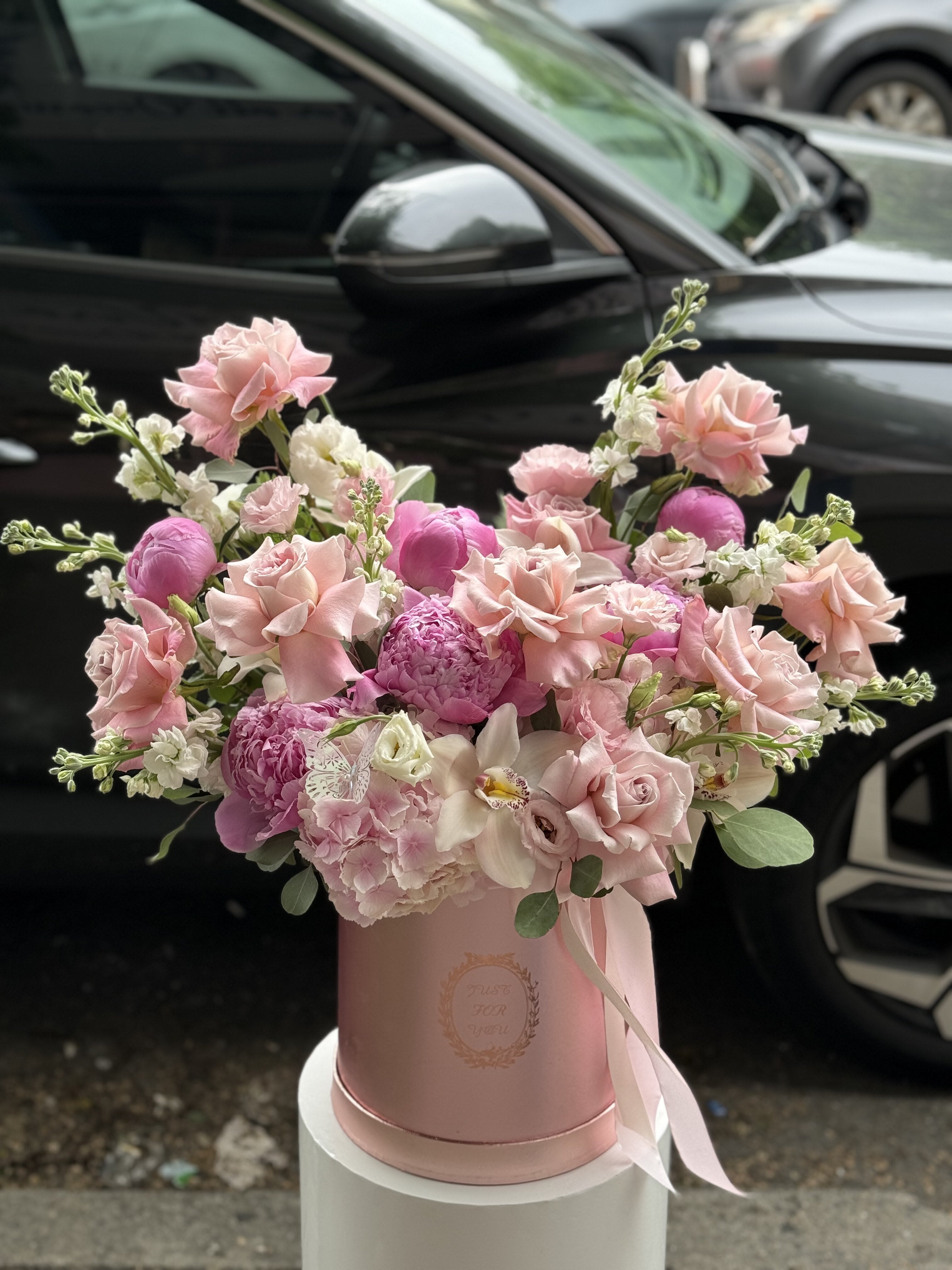 Gorgeous Pink Box.    The photo shows a standard size. - The photo shows a standard size.