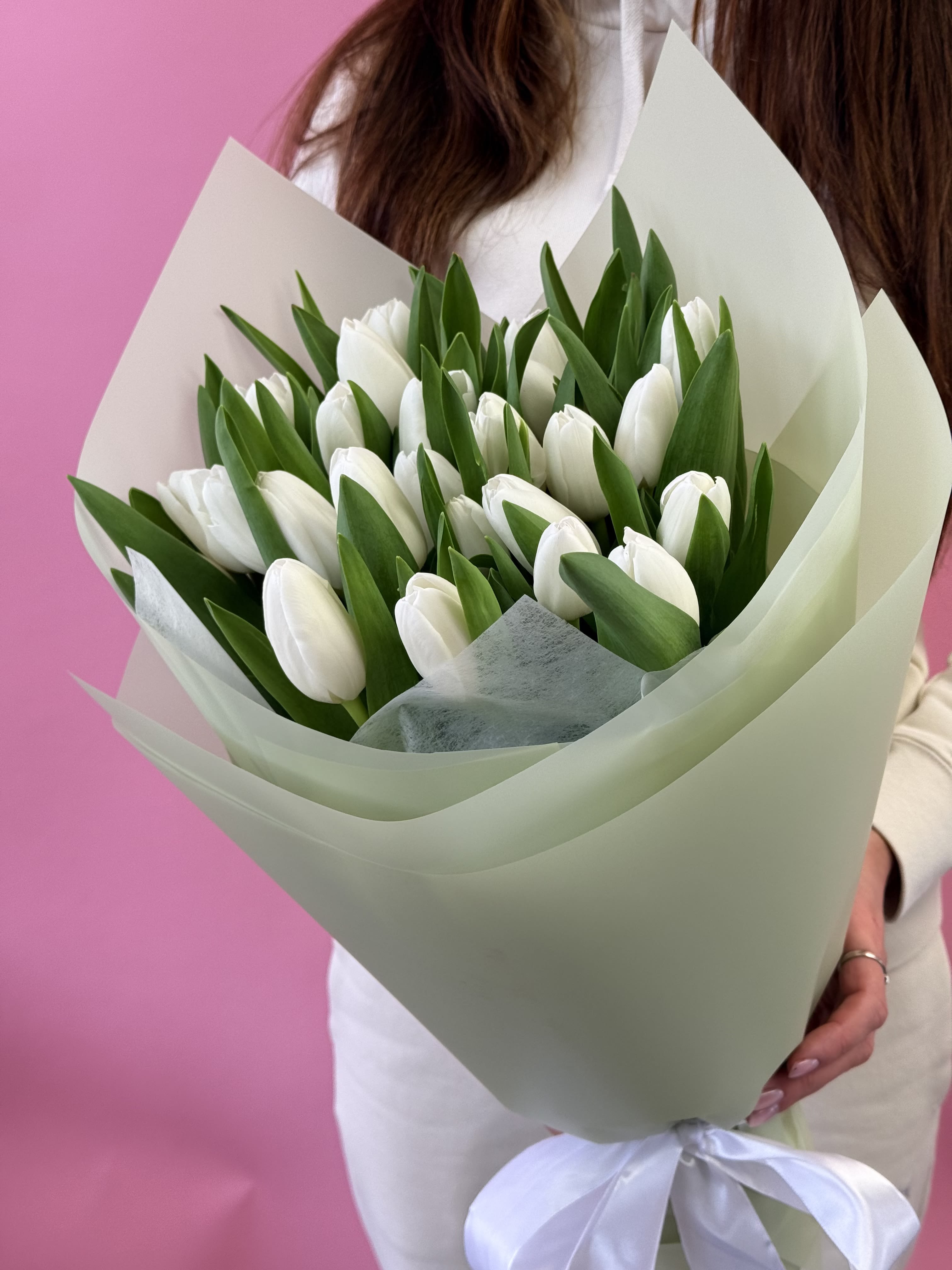 White Tulip Whisper.      The photo shows the standard size. - The photo shows the standard size. Standard 25 tulips. Deluxe 50 tulips. Premium 75 tulips.