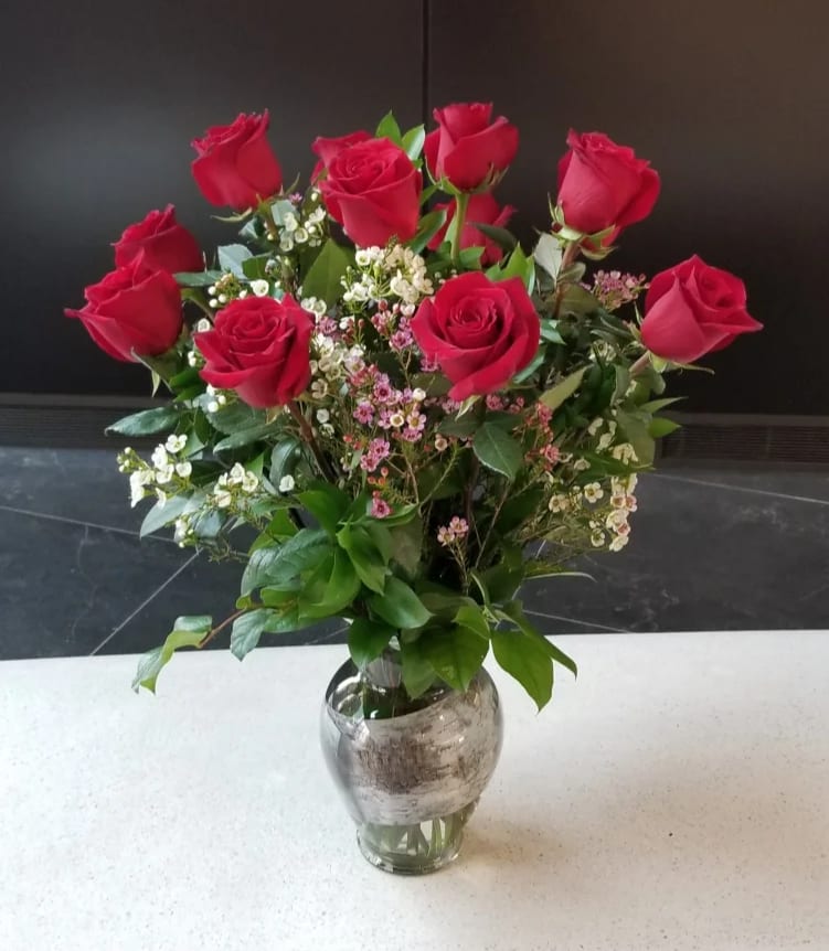Bouquet of red roses in a glass vase