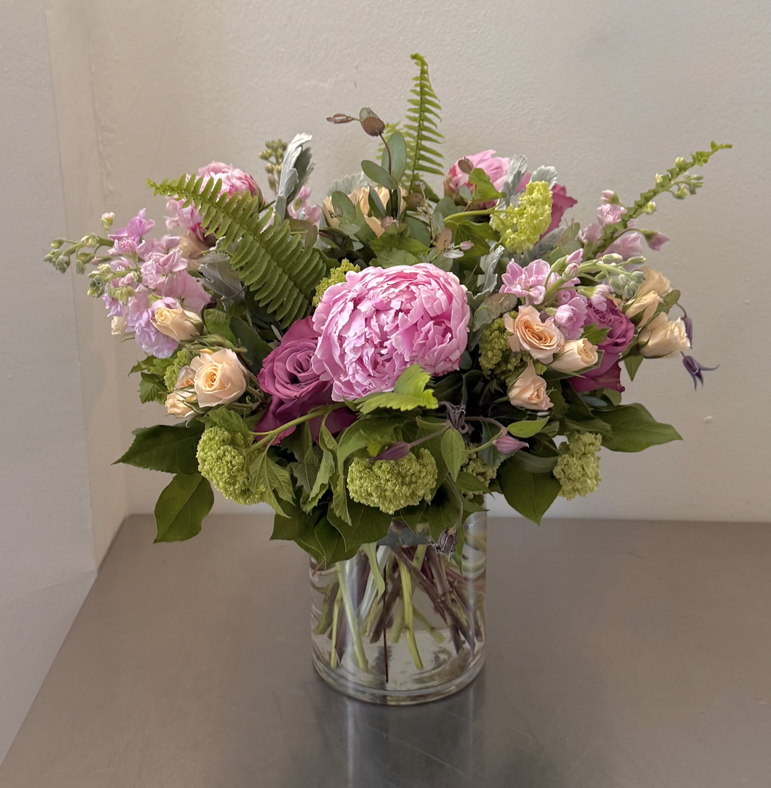 Pink and peach mixed bouquet in a clear glass vase