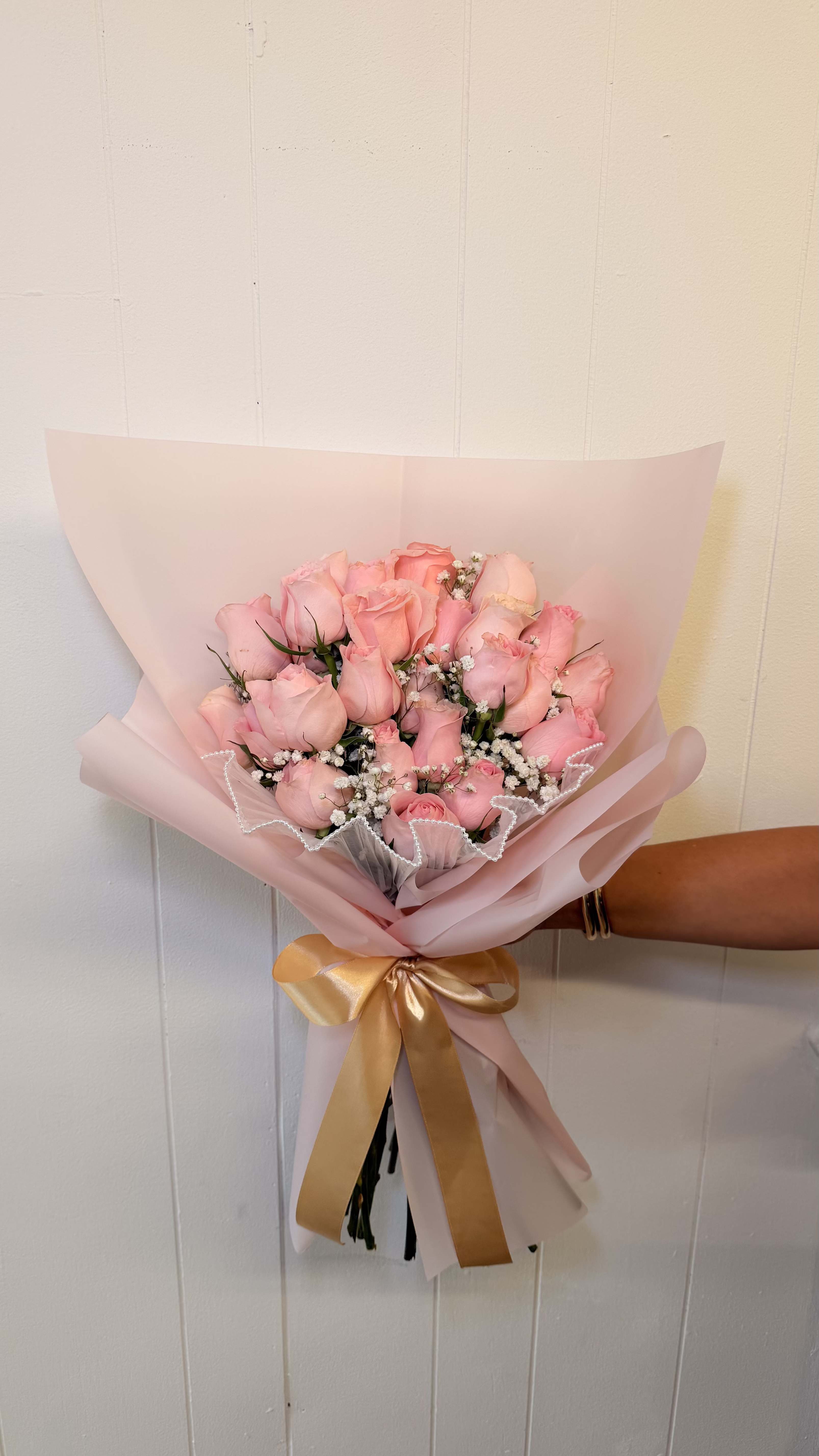 25Roses of Love – Elegant Bouquet - Surprise someone special with this stunning bouquet of 25 fresh roses, designed to impress at first sight   You can choose your preferred rose color, making it a unique and personalized gift. It includes baby’s breath, fresh greenery, premium wrapping paper, and an elegant bow.   Perfect for expressing love, appreciation, and making someone feel truly special.