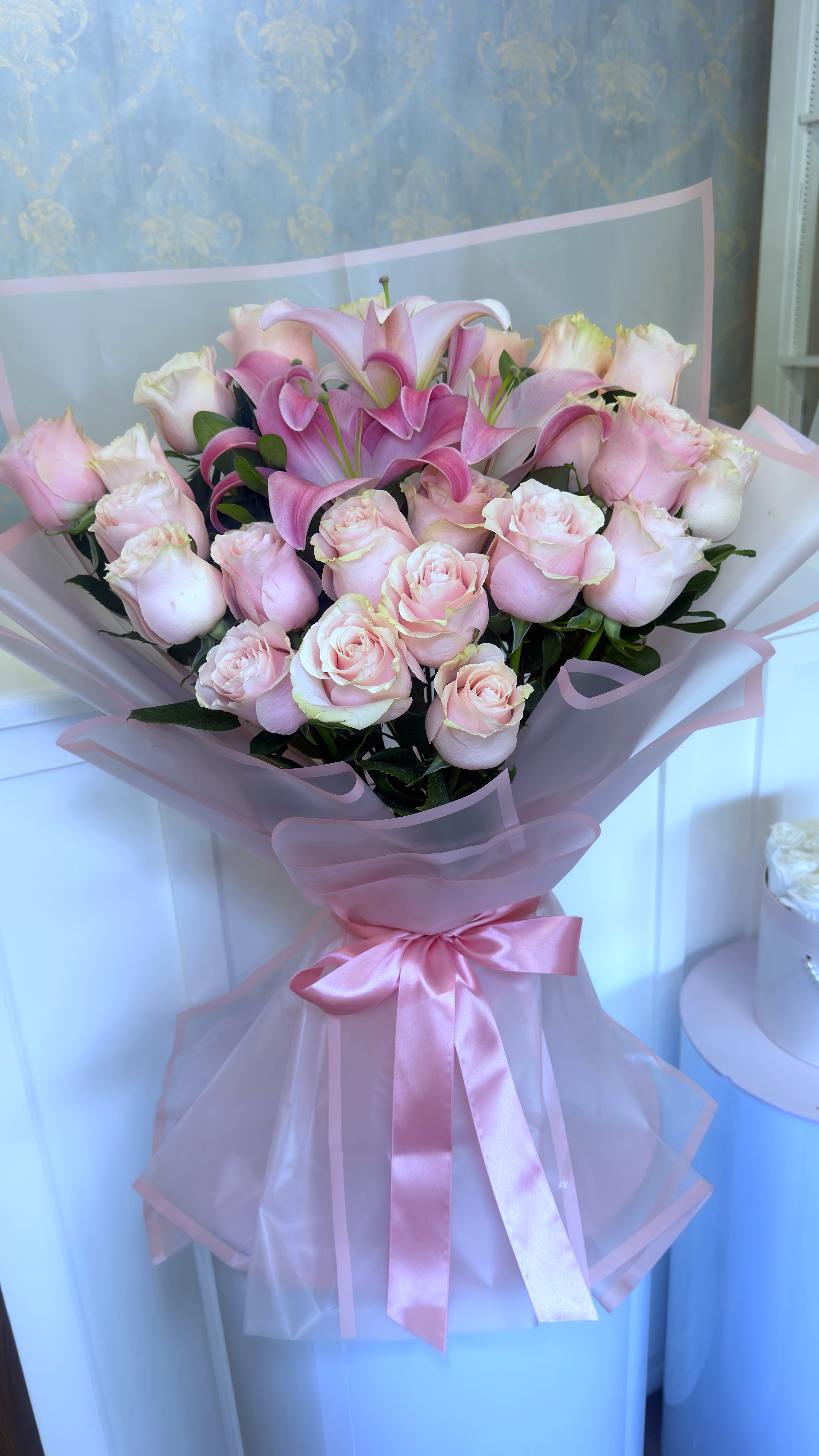 Blush Dream – Elegant Lily &amp; Rose Bouquet - A luxury bouquet designed to impress from the very first moment   This arrangement features premium roses, lilies, and fresh greenery, creating an elegant and sophisticated design.   Hydration bouquet: Includes a hydration base, so no vase or unwrapping is needed. Keep as is to maintain freshness.