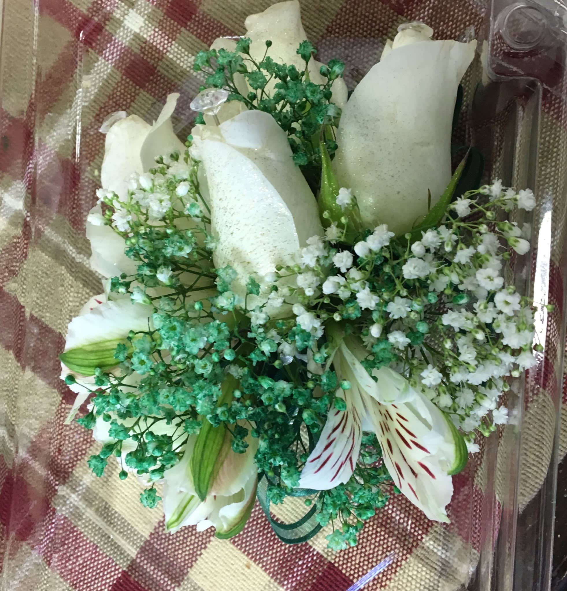 Bouquet of white roses and lilies with small white filler flowers