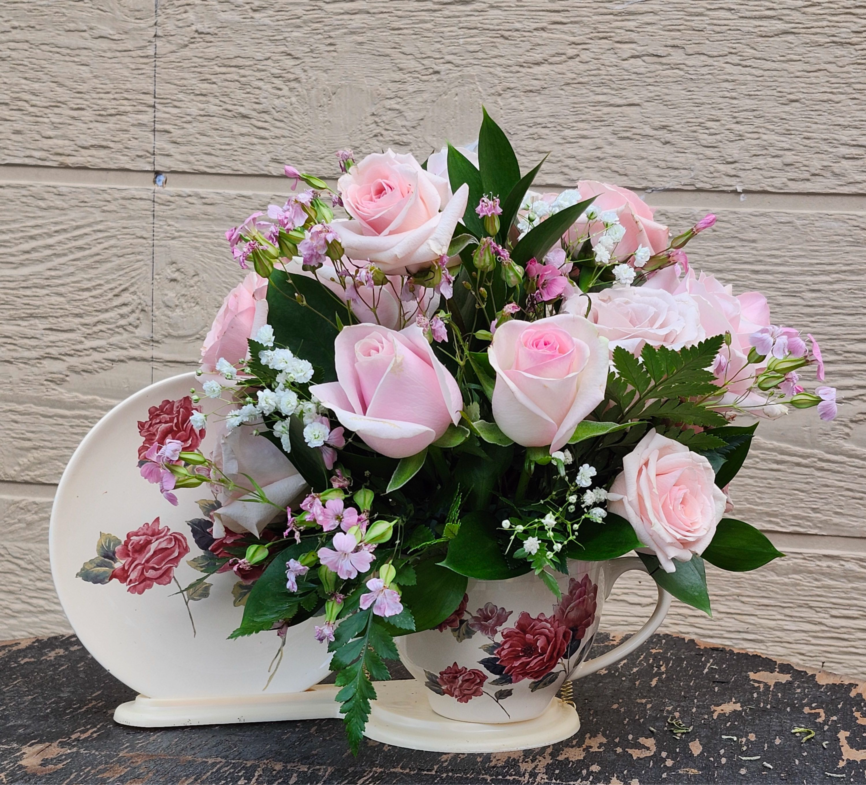Pink Tea Cup Set - Collectable item tea cup set with holder. Enjoy it with a variety of pink roses.