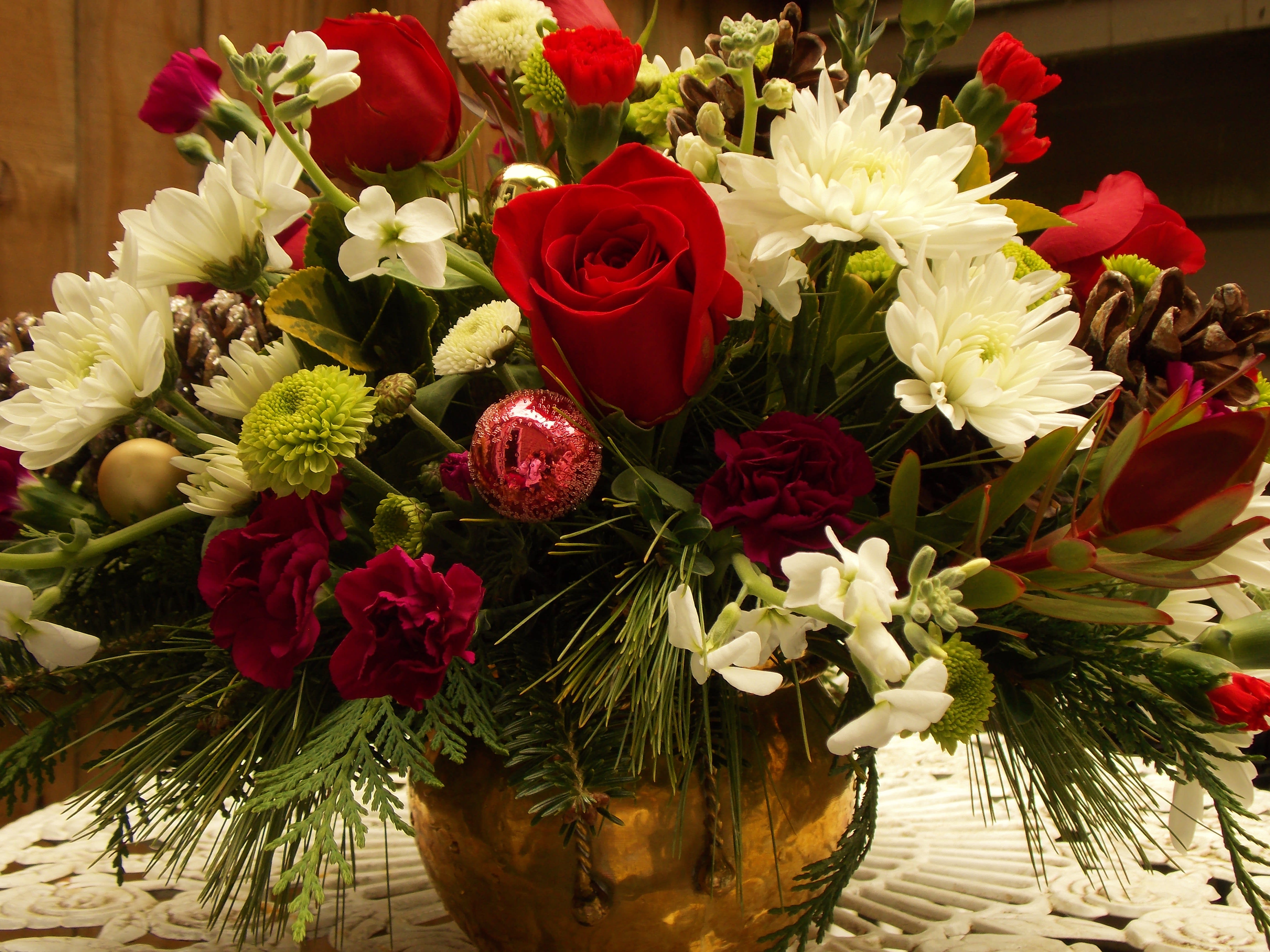 Red roses and white chrysanthemums in a gold vase