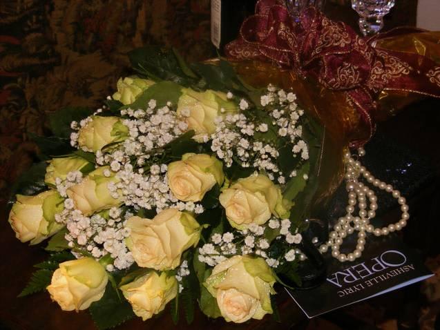 Bouquet of pale yellow roses with white baby's breath