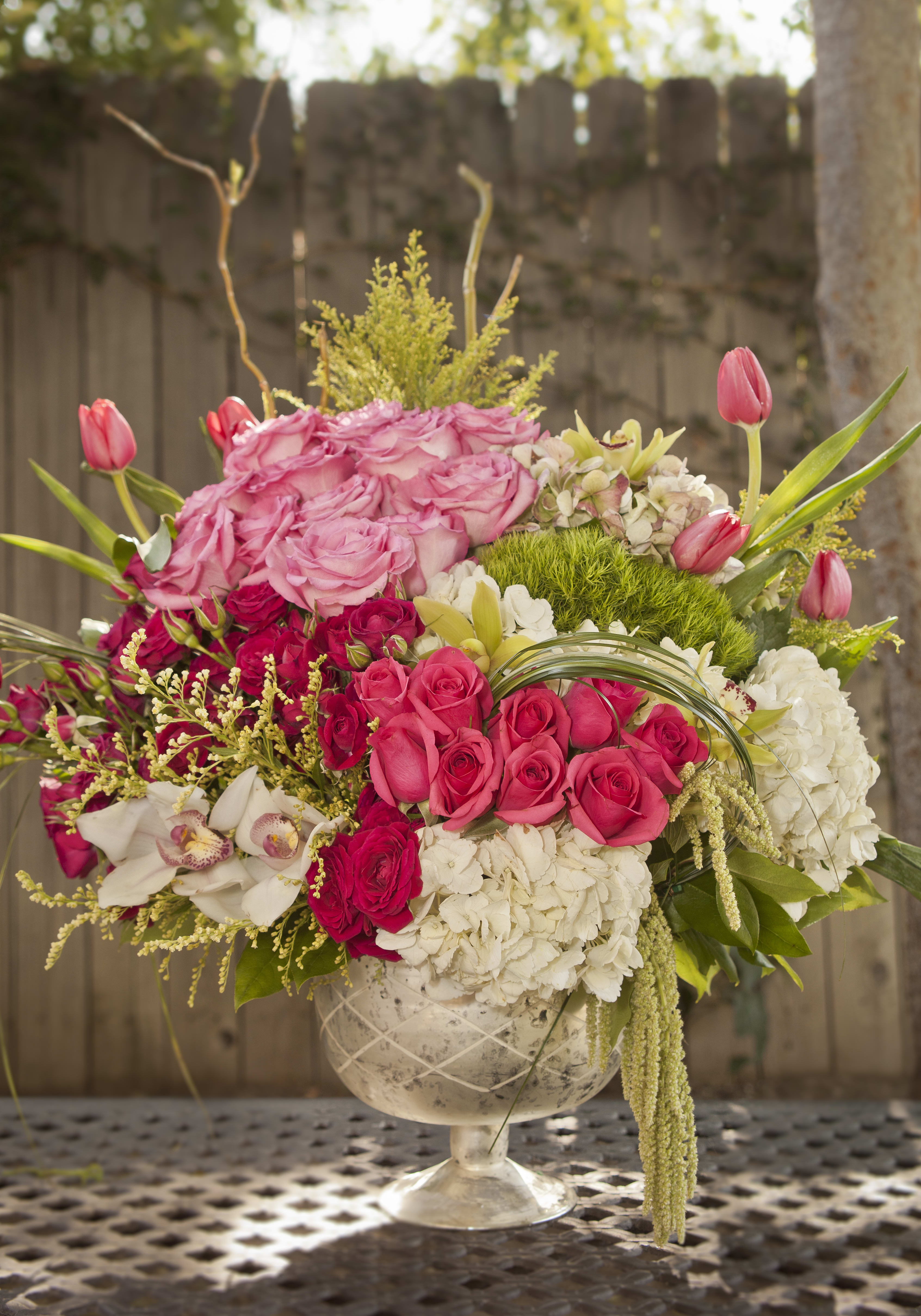 Il mio  - Experience the ultimate in floral elegance with our exquisite arrangement. Handcrafted with a curated selection of the freshest roses, tulips, hydrangea, orchids, and lush greenery, each bloom is carefully chosen for its beauty and freshness. Perfect for any celebration, declaration of love, or spontaneous gesture, this arrangement is designed to captivate and delight. 