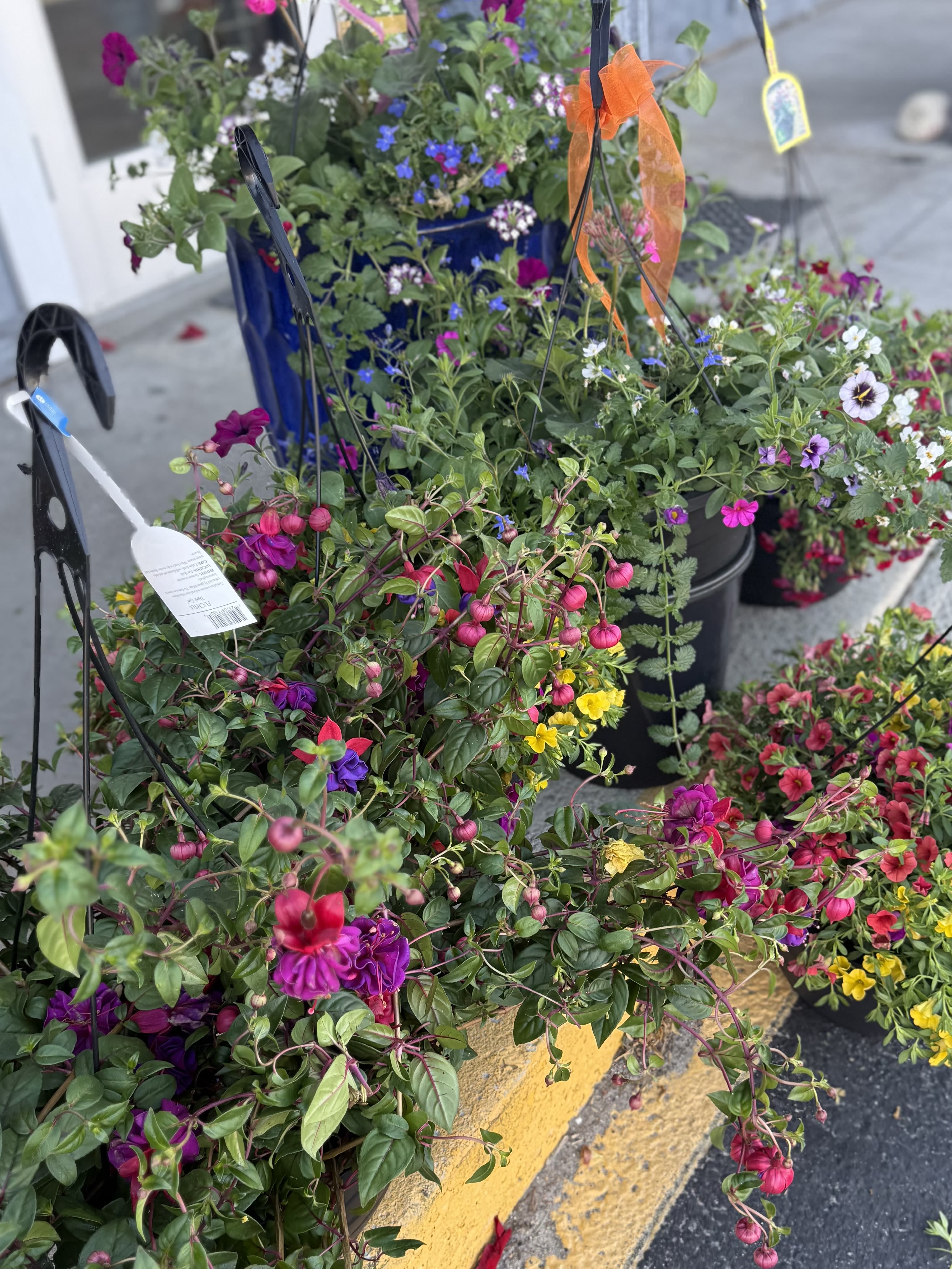 Outdoor hanging basket - A beautiful, weather durable outdoor floral basket.