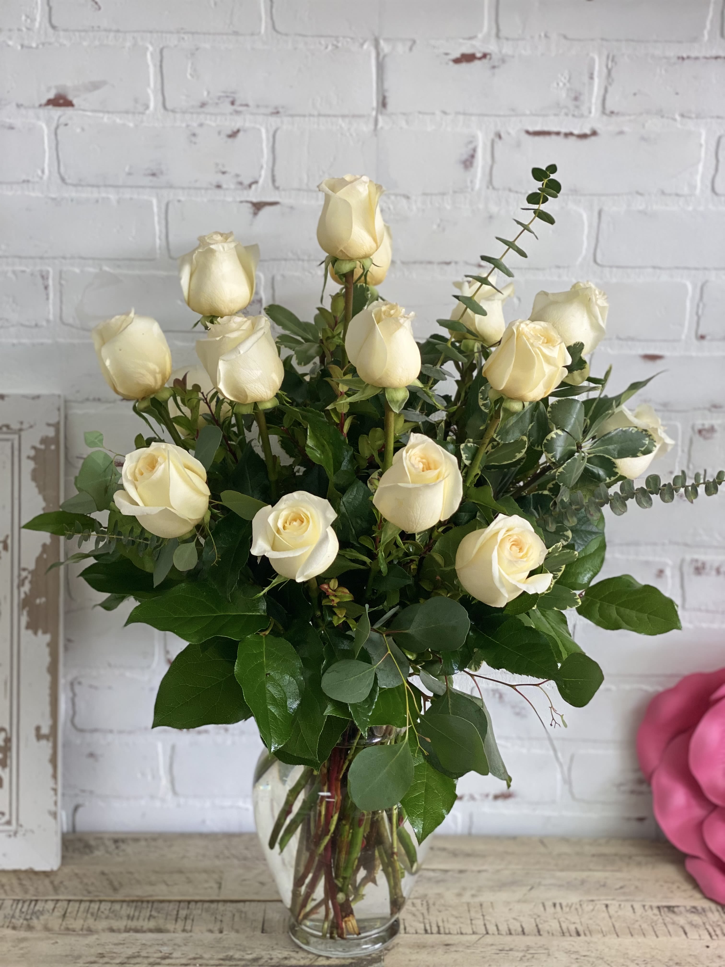 Bouquet of cream roses in a clear glass vase