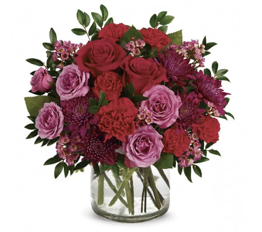 Bouquet of red and pink flowers in a clear glass vase