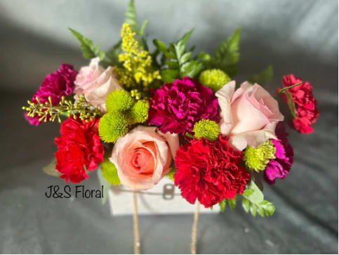 SURPRISE - Introducing our exquisite Surprise in a Purse  – where elegance meets nature's beauty. Embrace the charm of freshly picked flowers , delicately arranged in a stylish purse that exudes sophistication. Perfect for every occasion, these blooms are more than a gift; they're a statement. Elevate your gestures with our meticulously curated floral purses, a fusion of timeless romance and contemporary design. Discover the joy of giving with our elegant roses, meticulously selected and artfully presented. Let your gestures bloom with our Flowers in a Purse – a true embodiment of grace, love, and nature's finest."
