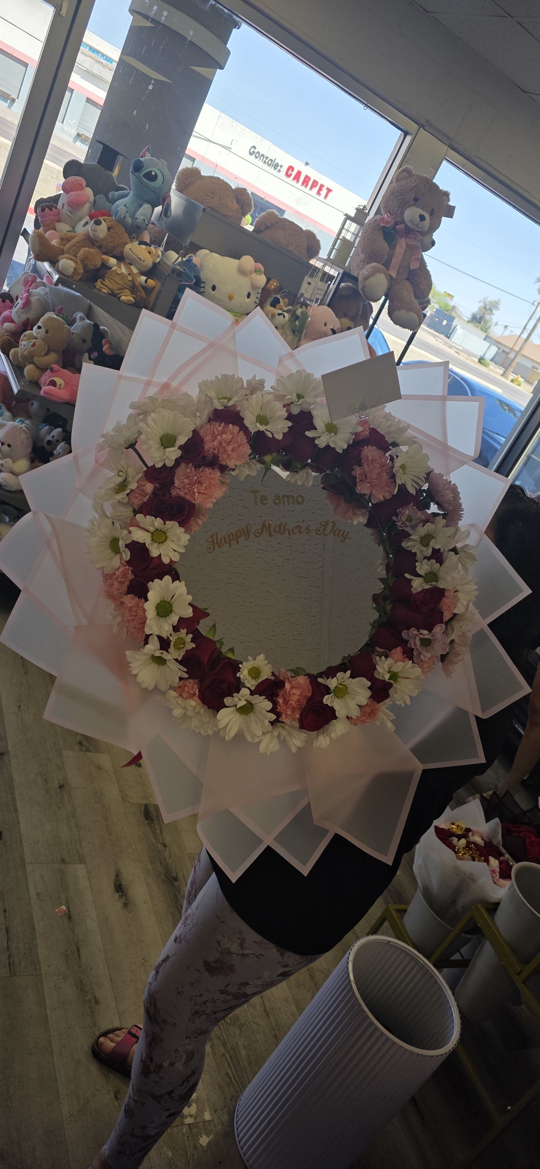 Ramo con mensaje en el espejo con bellas flores  - Hermoso arreglo de espejo con mensaje  Mírate  Eres la mas hermosa de las flores Ramo de espejos con flores alrededor 