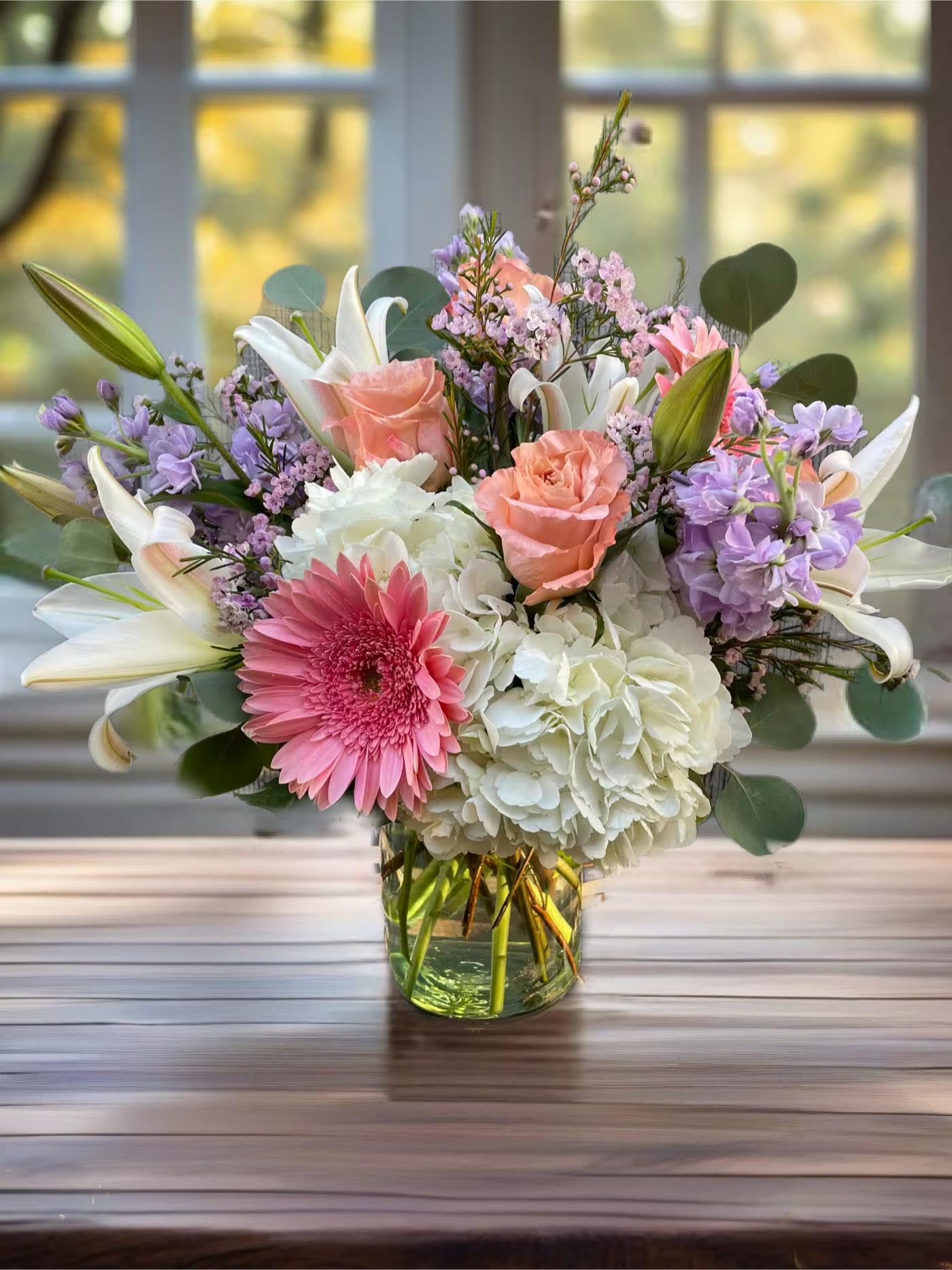 Loyal love - This bouquet makes you feel like you’ve walked into a garden filled with magnificent flowers. What a way to enjoy the day!