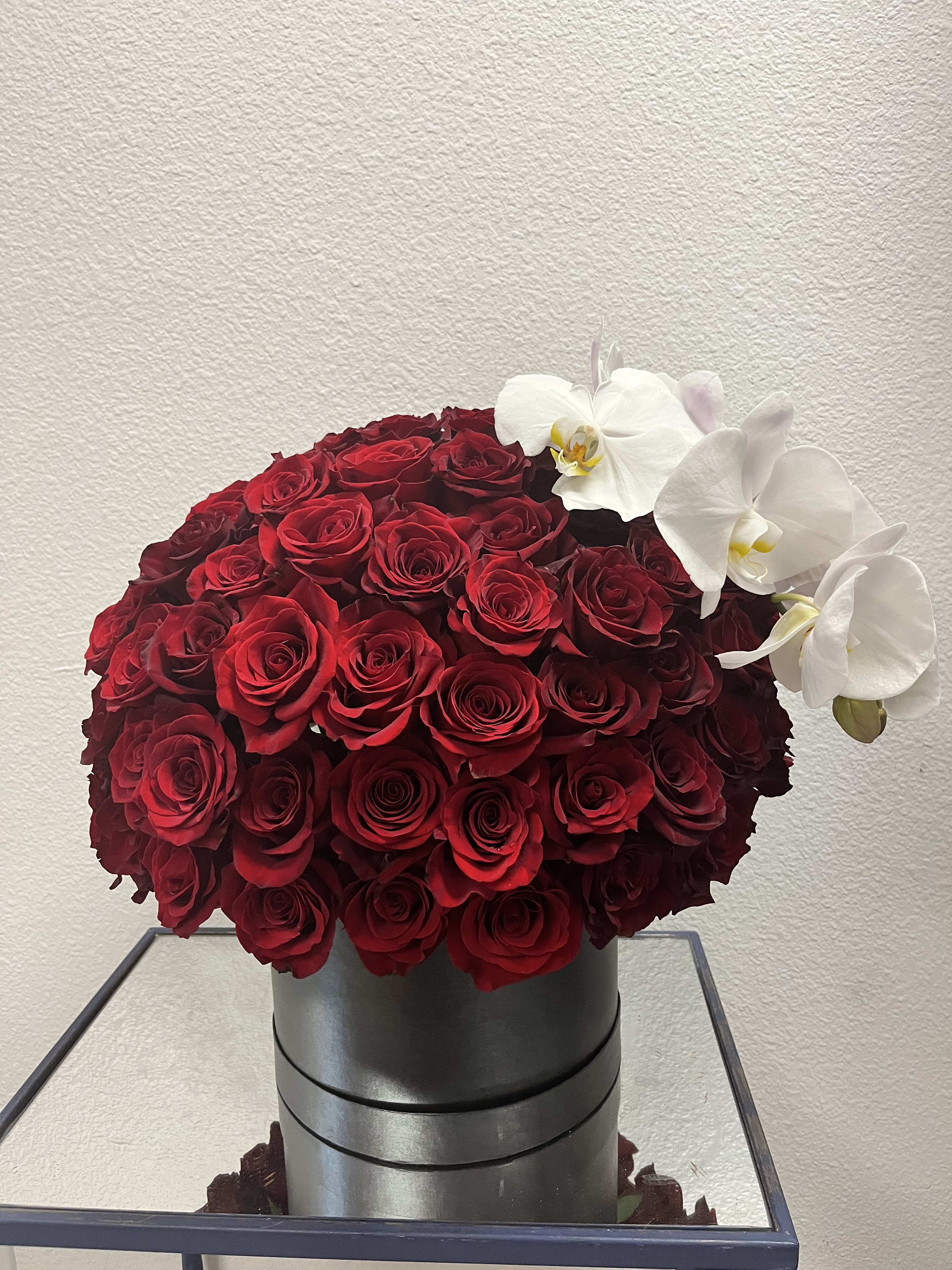 Bandera - this is the prefect way to express your love to that special person with more than 100 roses bouquet