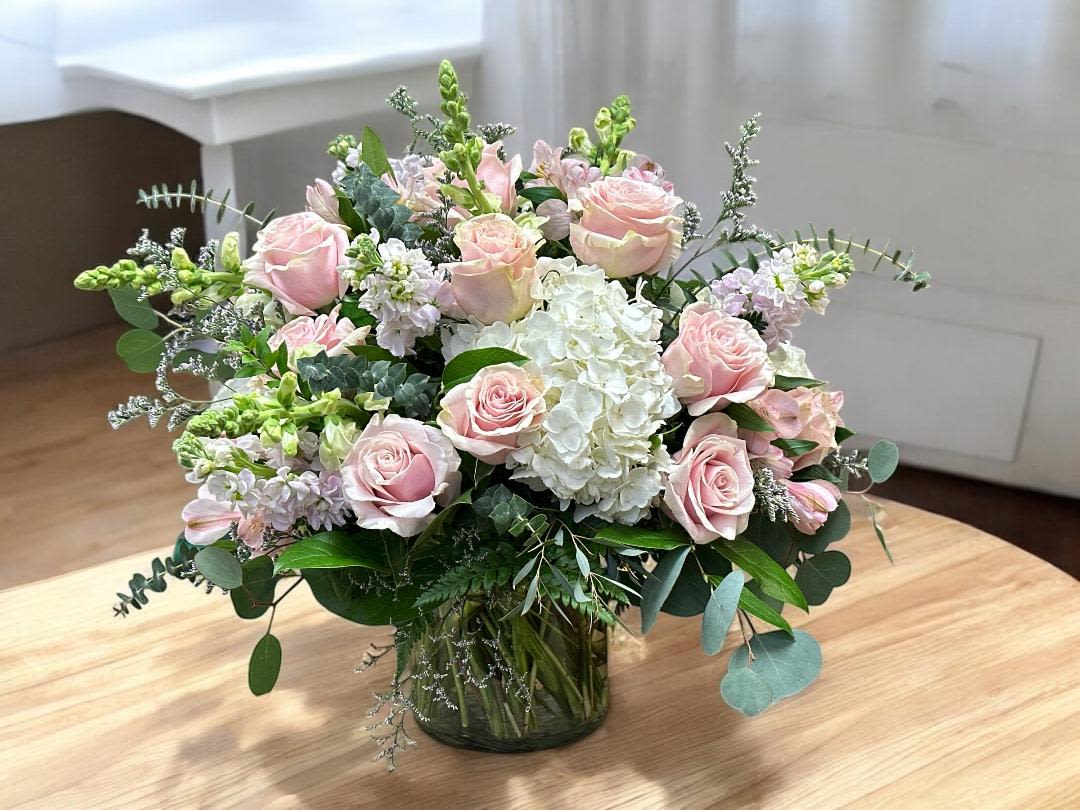 Pink roses and white hydrangea in a glass vase