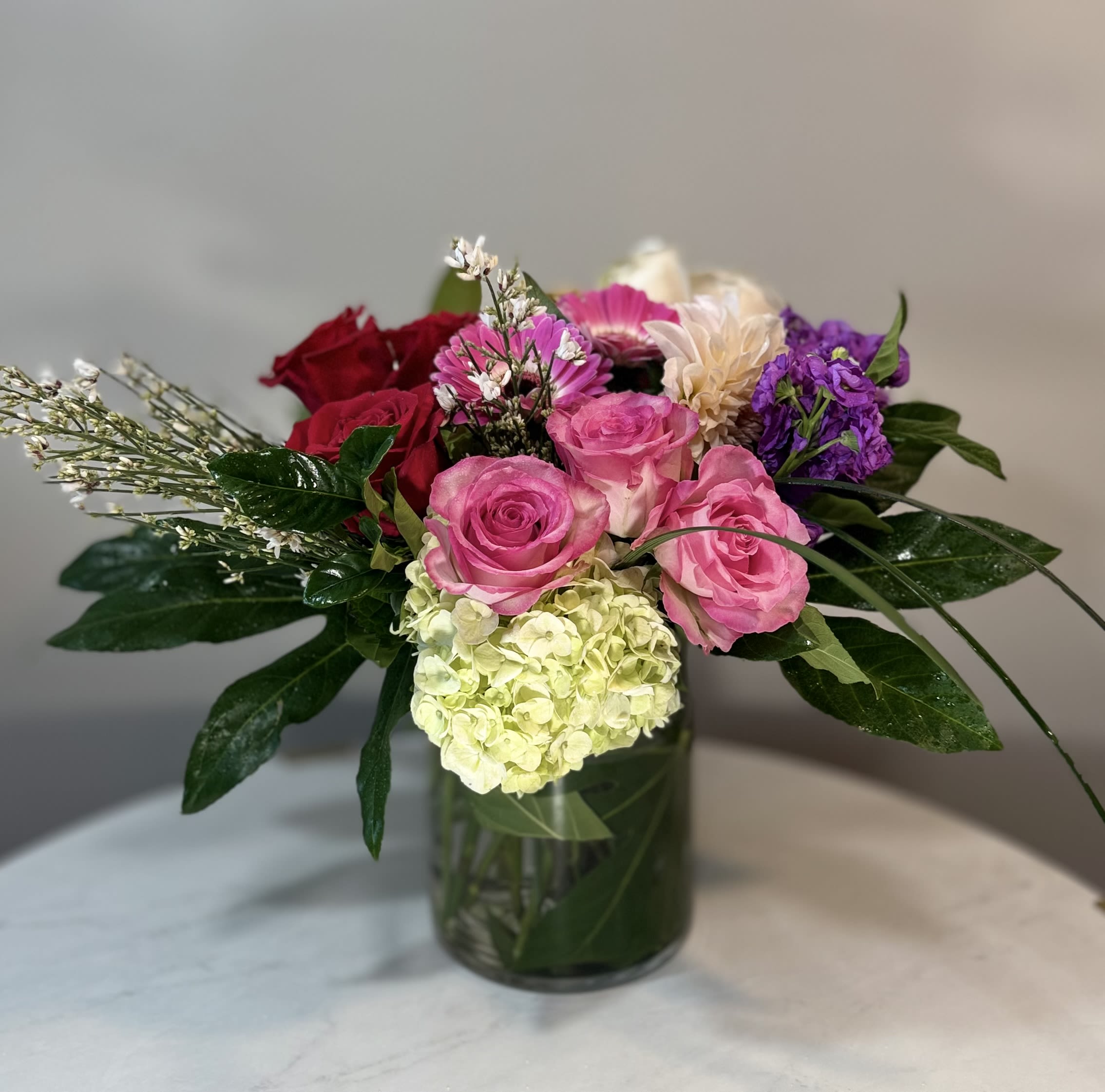 Mixed bouquet of pink and red roses in a glass vase