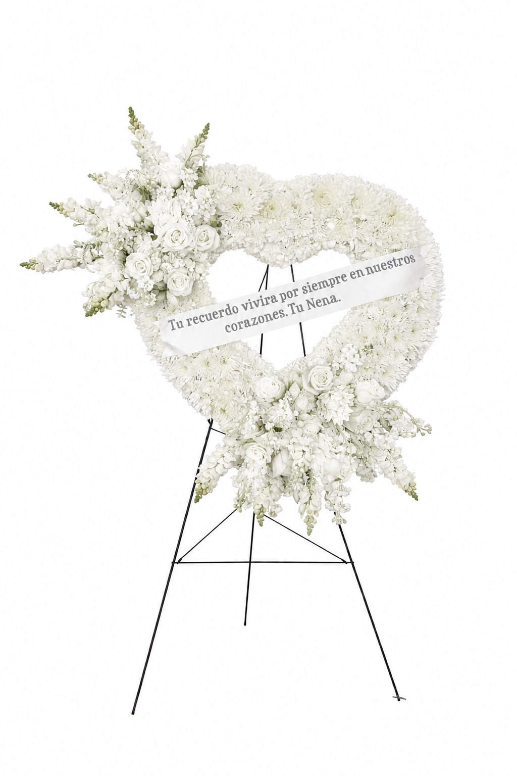 Pure White Heart Tribute - Elegante corona funeraria en forma de corazones elaborada completamente con flores blancas pompones, deisis,rosa stop,simbolizando paz, amor y recuerdo eterno. Un homenaje lleno de serenidad para expresar condolencias y horar la memoria de un ser querido.