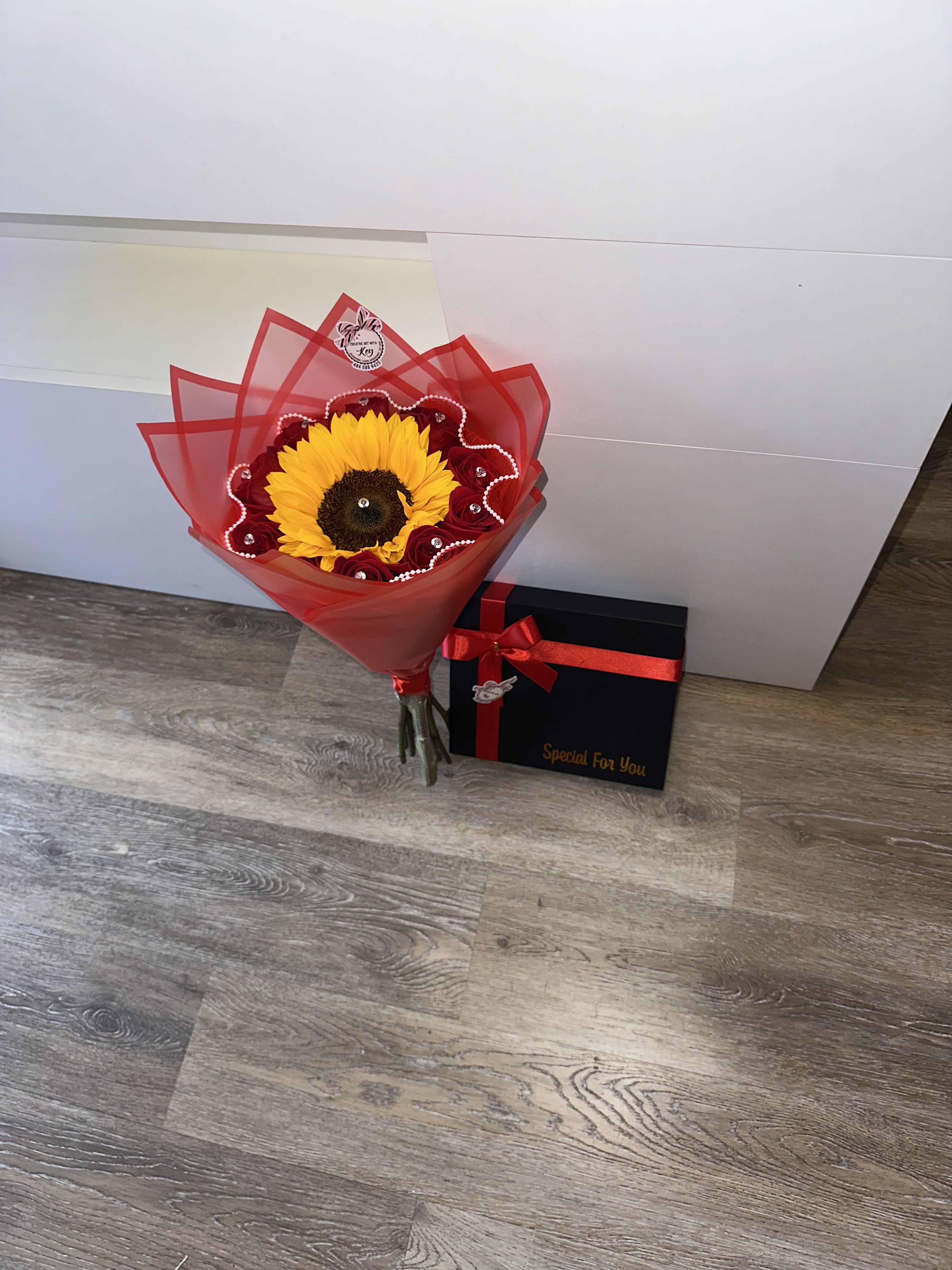 Perfect luxury duo (chocolate box and beautiful sunflower bouquet with roses) - Perfect luxury duo (chocolate box and beautiful sunflower bouquet with roses)