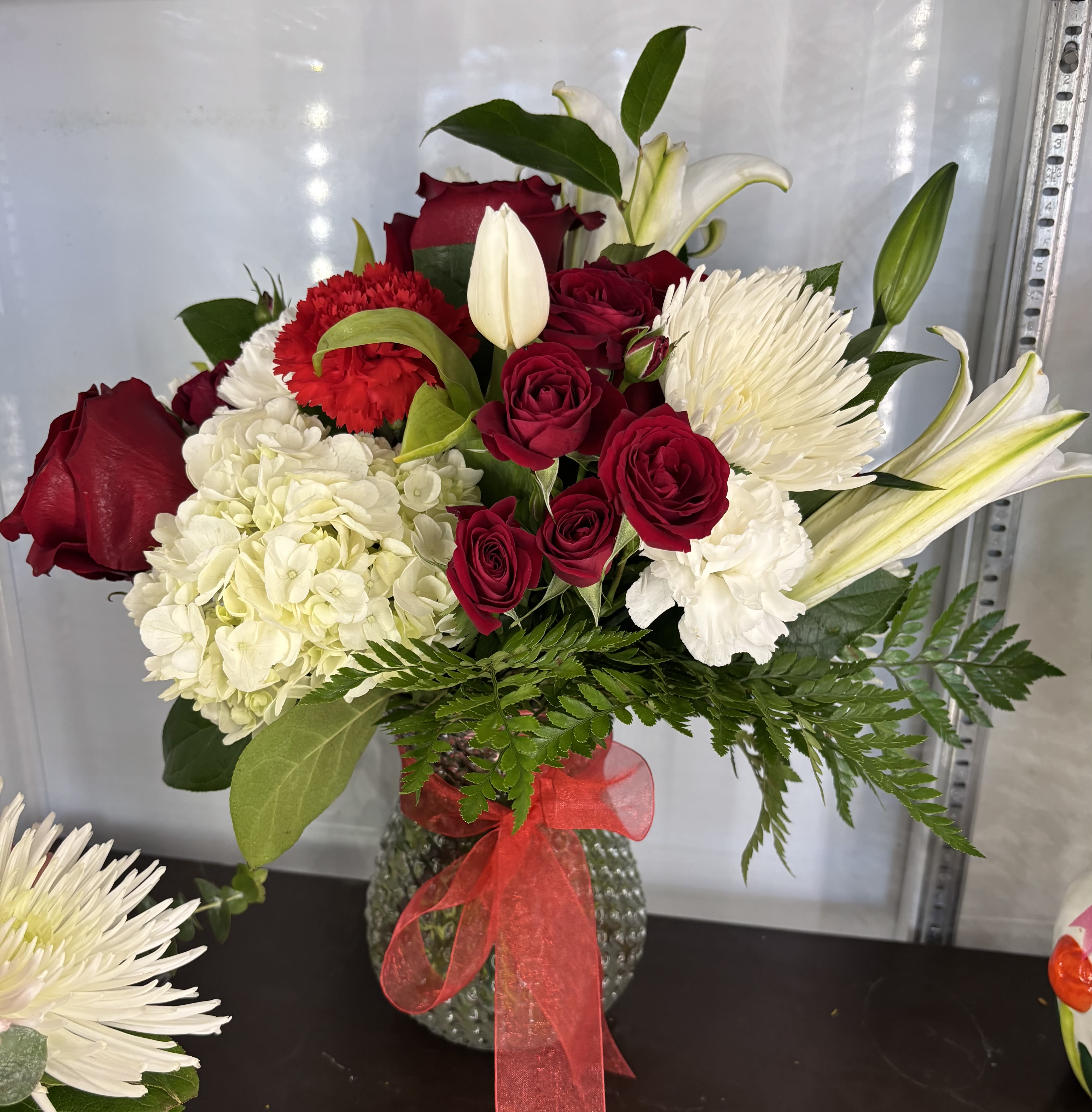 Red Red Wine - Fresh flowers in vase 