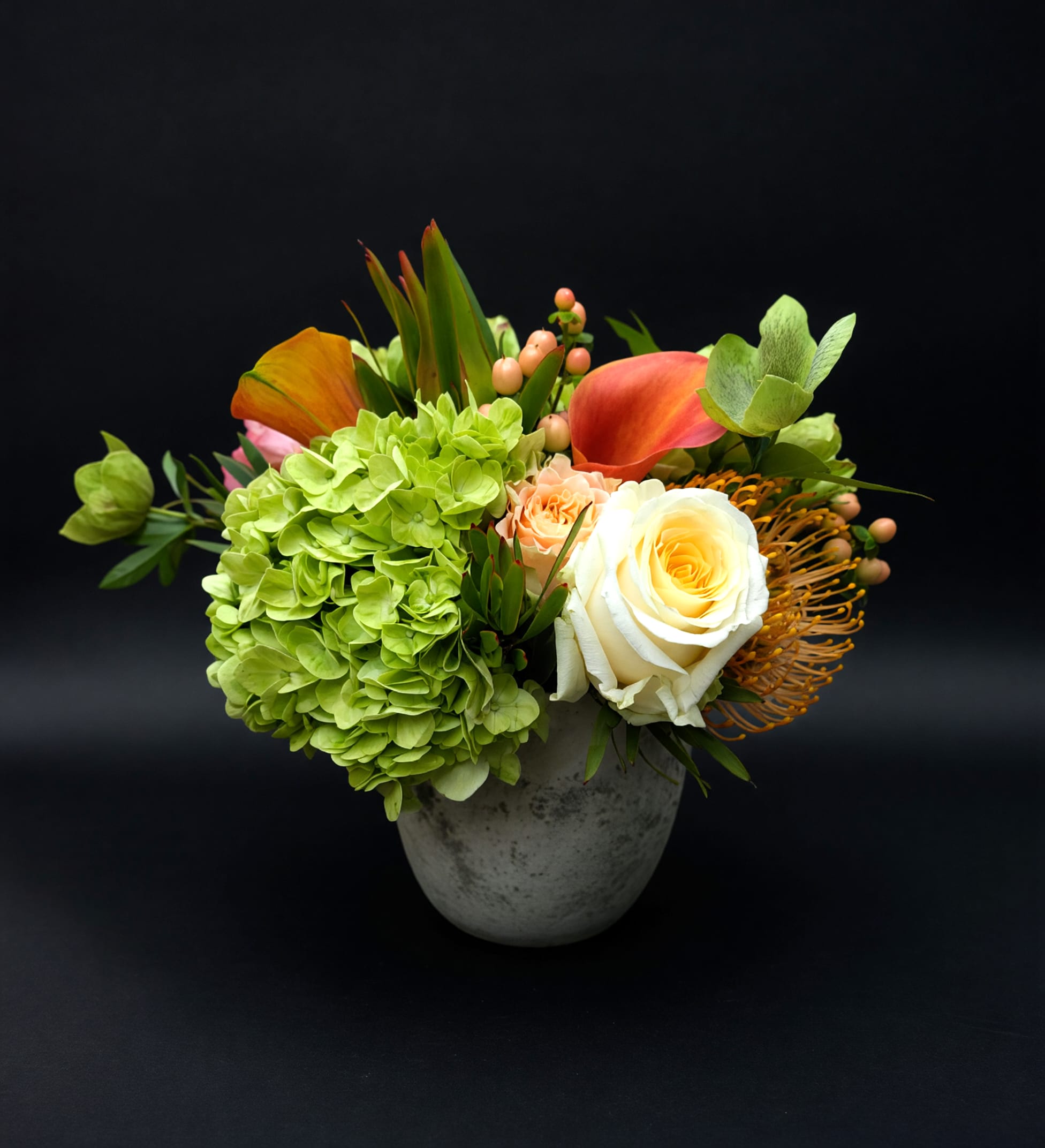Minerva - Soft expression in shades of orange, light greens, yellow and soft brown. Premium mixture of imported product for South America. Designed in a reusable weathered resin container.