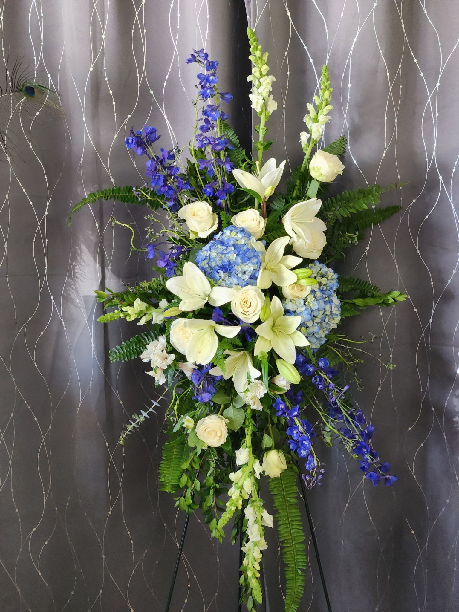 Blue Skies Standing Spray - This standing spray reminds of beautiful blue skies and calm white clouds. 