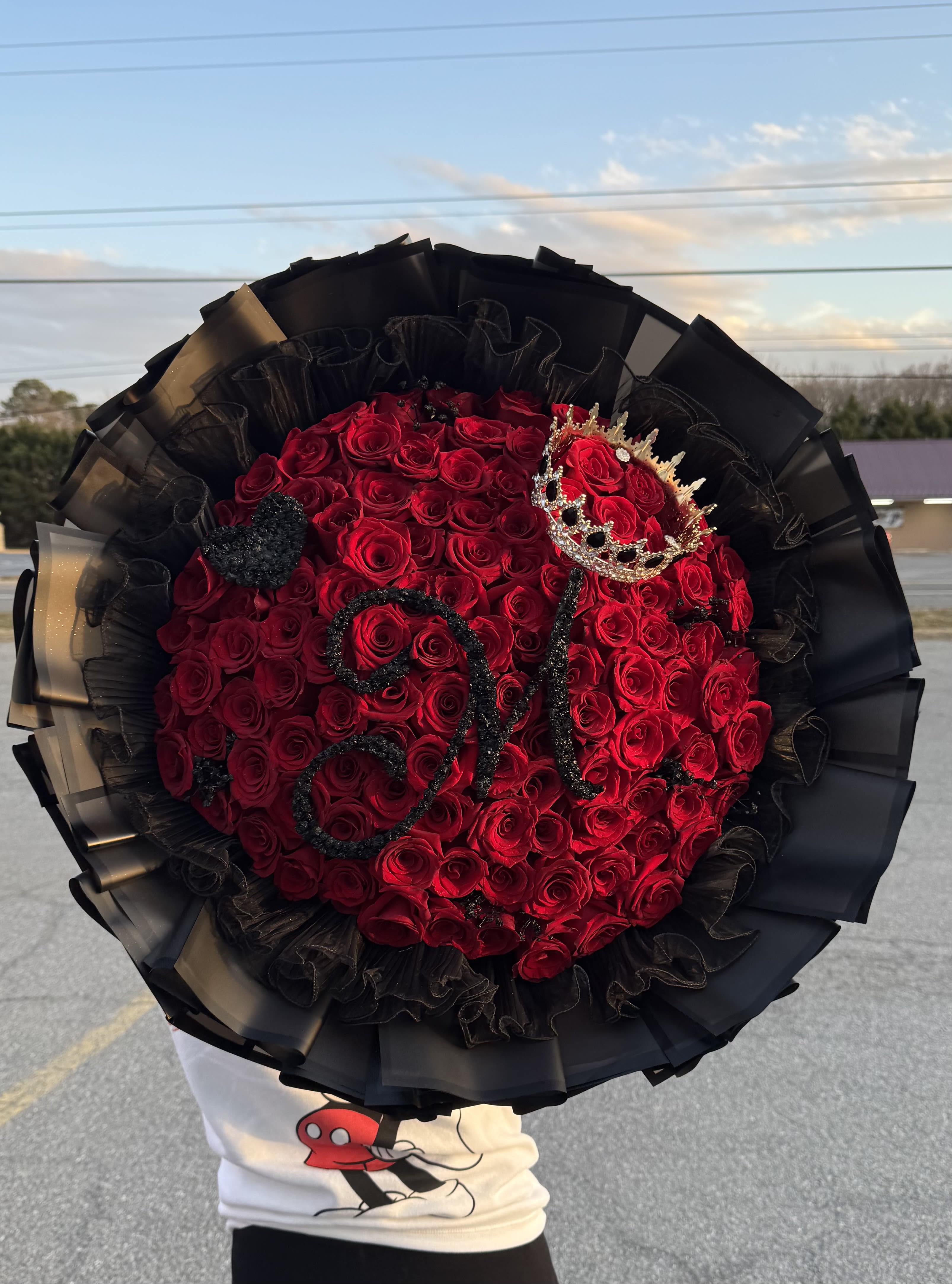 100 Roses Initial Buchon  - Get all the love and unique design to that special person by giving this beautiful and elegant 100 roses buchon. Perfect for celebrate any ocassion.  Initial full with baby breaths, is customized as your election. 