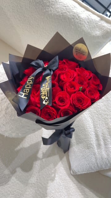 Midnight Red Roses Bouquet - Un bouquet sofisticado y atemporal, diseñado para expresar amor profundo. Este arreglo presenta rosas rojas frescas, cuidadosamente acomodadas en forma redonda y envueltas en elegante papel negro con un acabado moderno y lujoso.  Perfecto para San Valentín, aniversarios o una sorpresa romántica inolvidable.   Entrega disponible en Midland, Odessa y áreas cercanas. 24 Ecuadorian roses  