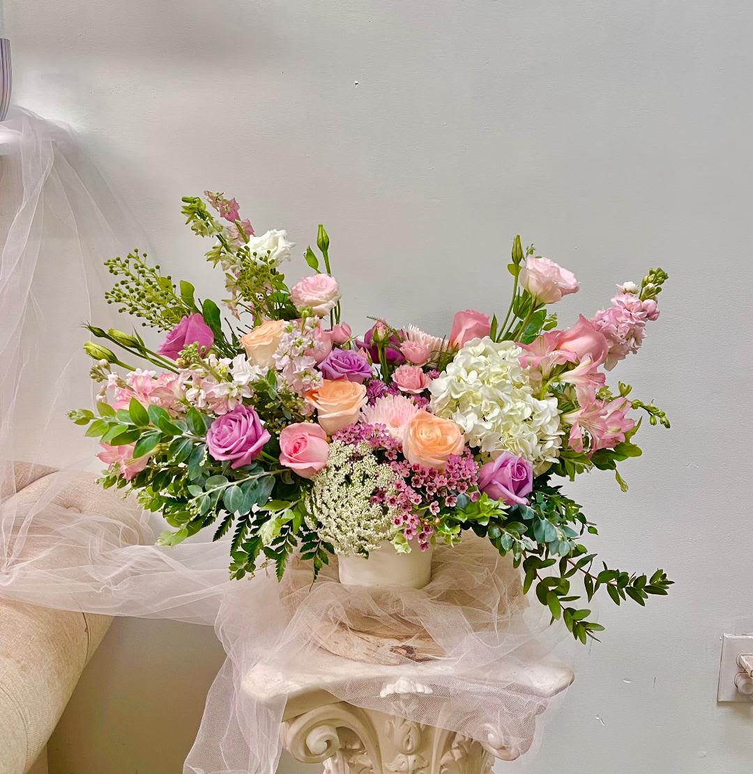 Blush Vase - Made from fresh flowers, a corsage looks like a petite flower arrangement (typically consisting of just one or several smaller blooms) and usually sits on the wrist like a bracelet, though it can also be pinned on a lapel. Corsages serve as a way to honor people who are very important to the couple getting married. Please contact our shop at (747) 249-4678 for any customization. 