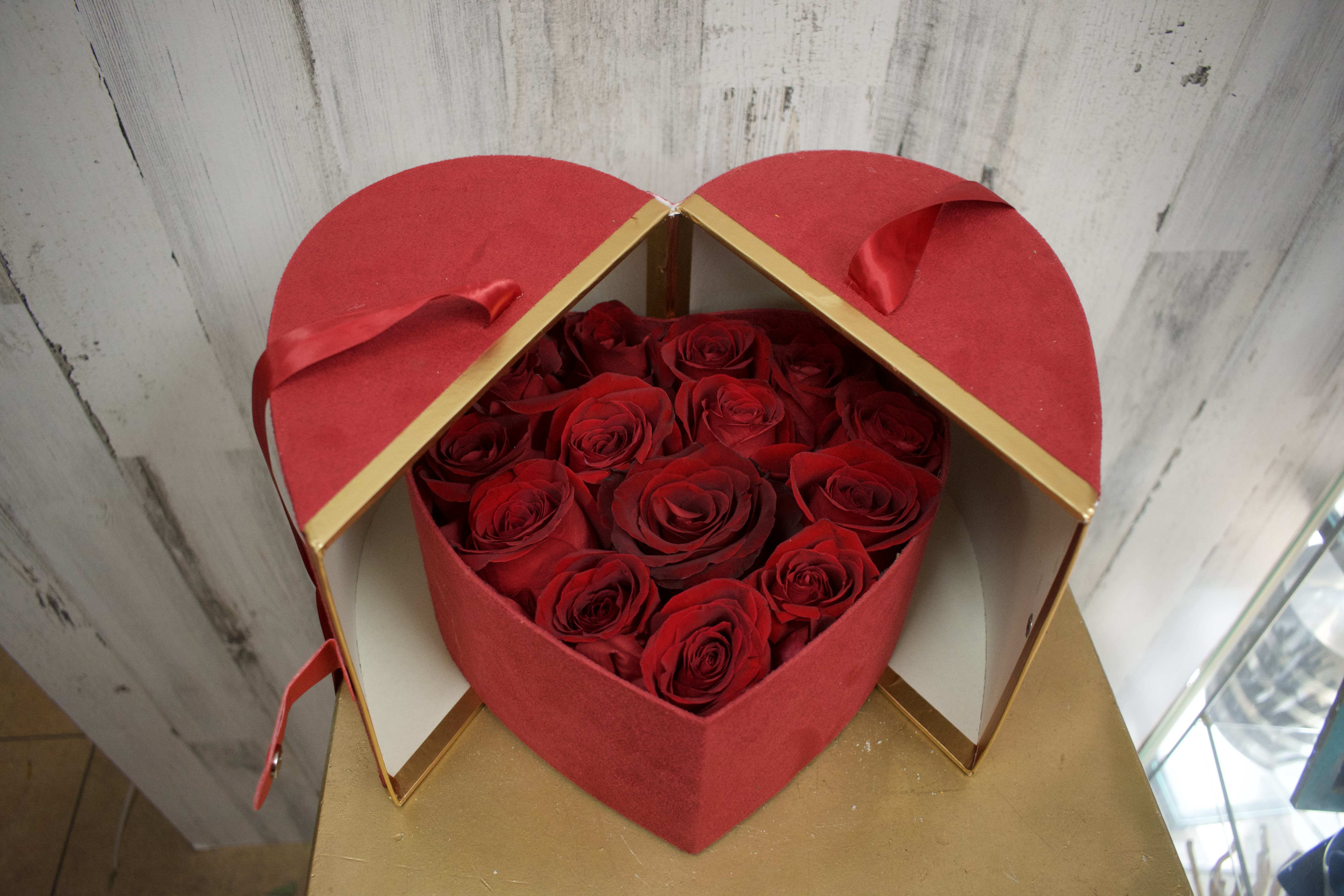 Key to my Heart - Beautiful velvet box with snap closure with 15 beautiful top quality red roses inside. box upon availability black/white red out of stock 