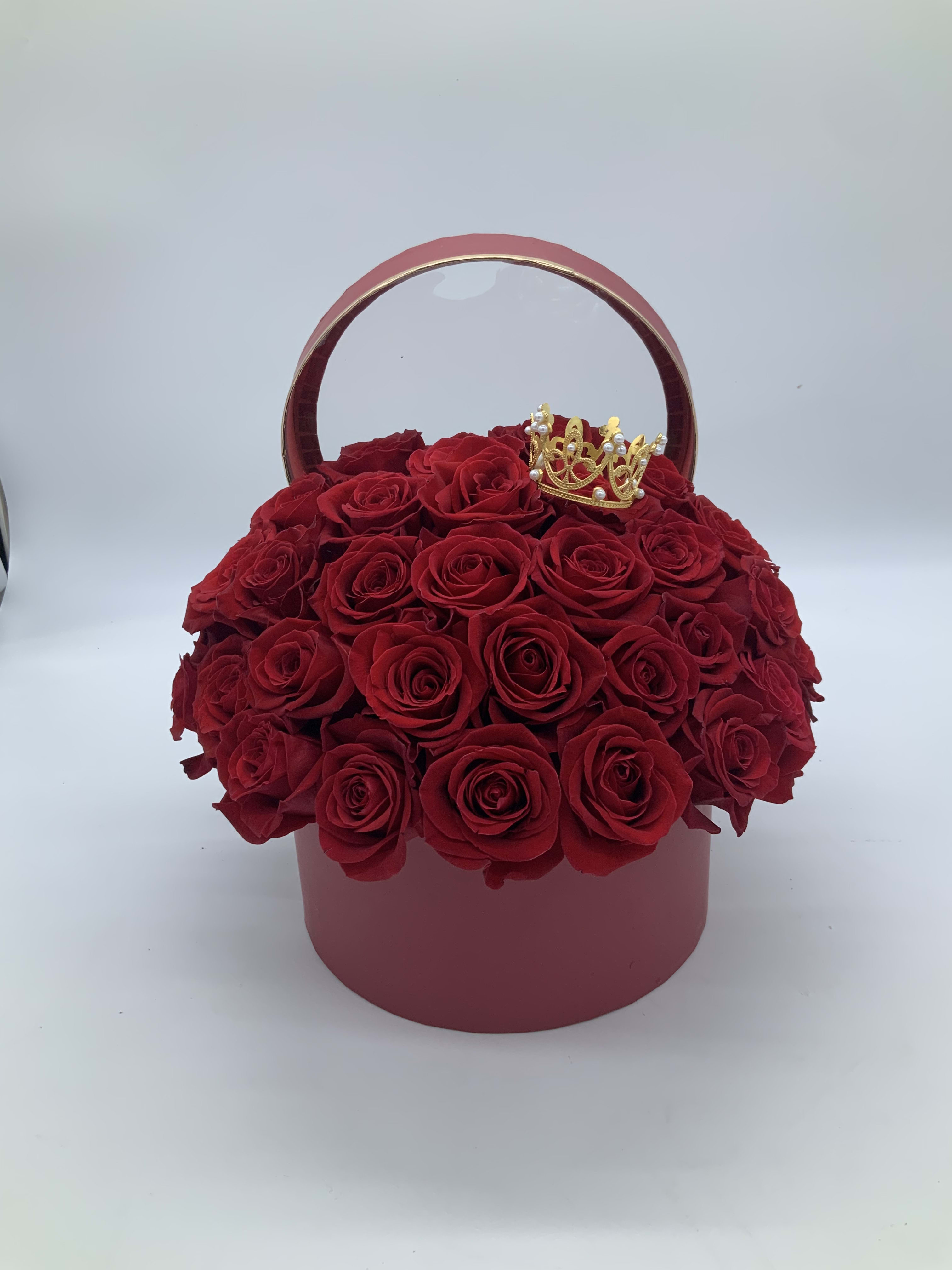 Mi Princessa! - Make her feel like a princess! 30 High quality Ecuadorian roses arranged in our premium hat box topped with a beautiful crown. Let us know of any custom changes and we’ll do our best to accommodate. 