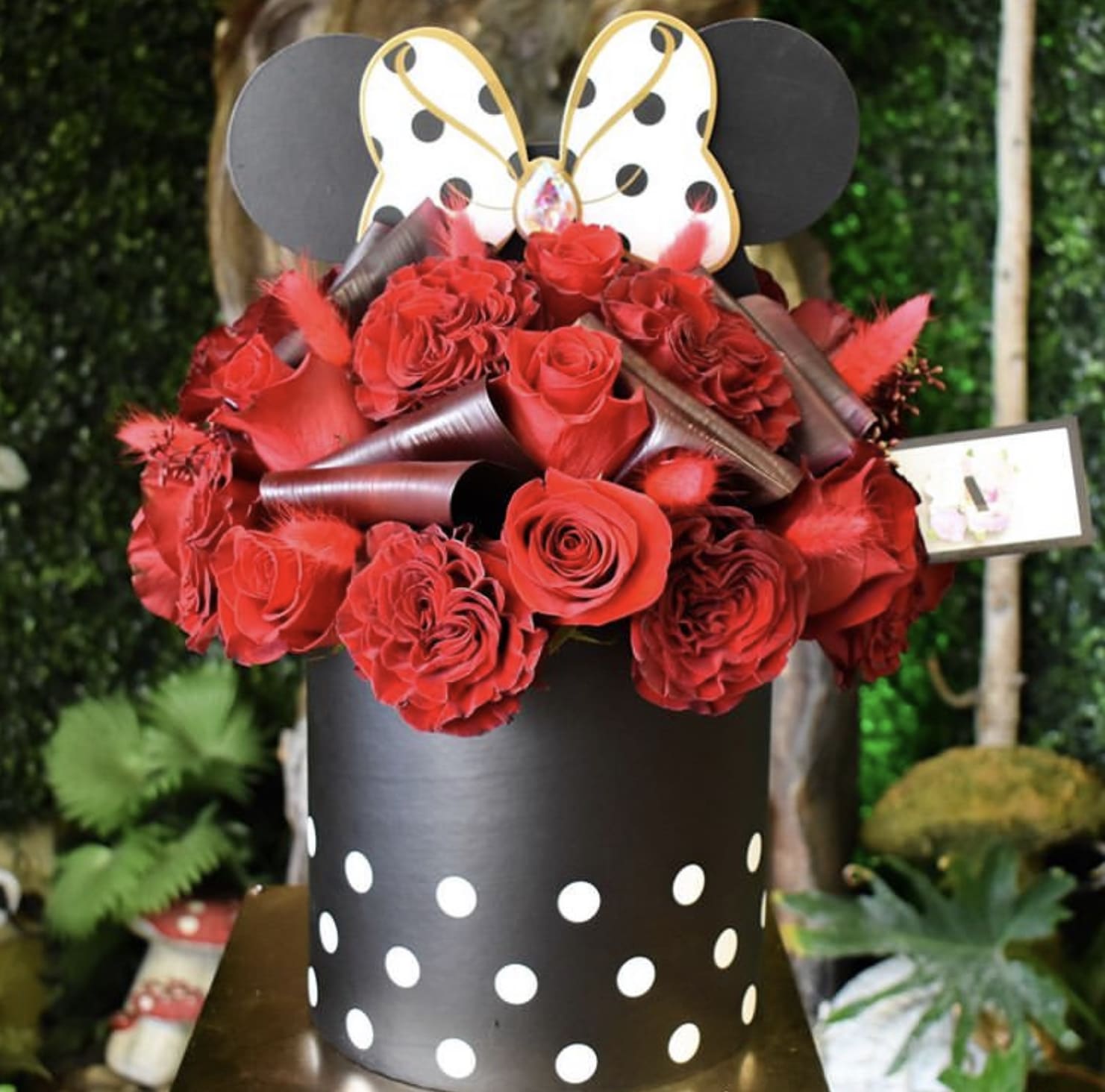 Polkadot of love - The arrangement will be design similar to the photo If the recipient has a favorite color please let us know, and will we will incorporate the color.  hatbox color may very do to supply and demand                Flower delivery montebello ,Whittier,Pasadena,Downey,Pico Rivera,la habra,downtown ,los angles 