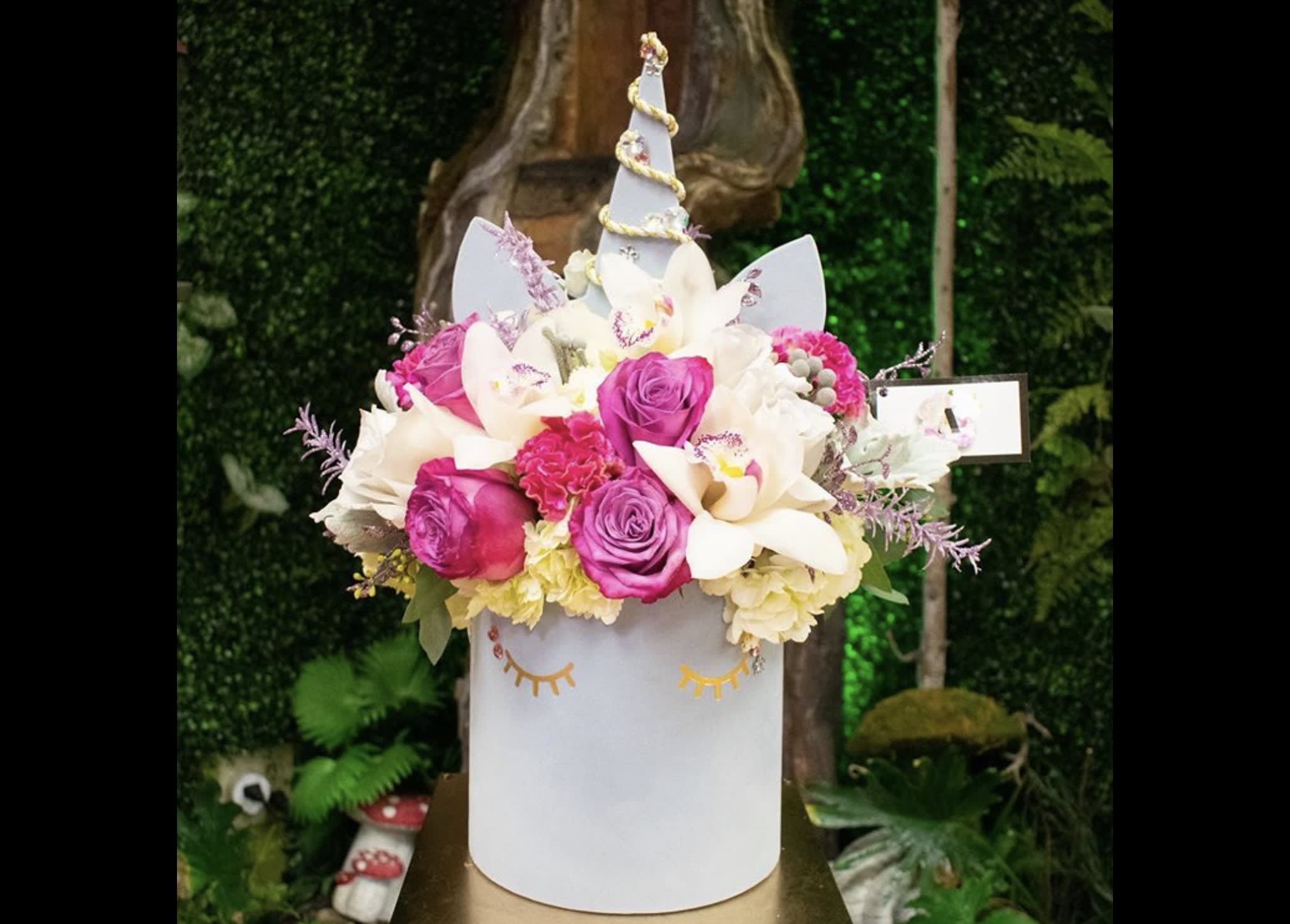 Unicorn hat box - The arrangement will be design similar to the photo If the recipient has a favorite color please let us know, and will we will incorporate the color.  hatbox color may very do to supply and demon               Flower delivery montebello ,Whittier,Pasadena,Downey,Pico Rivera,la habra,downtown ,los angles 