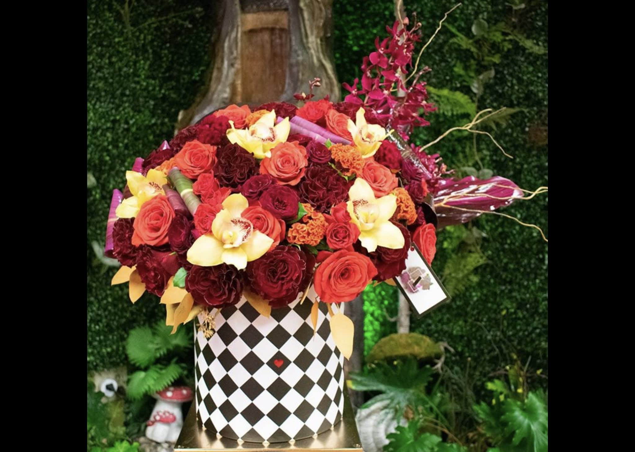 Checkers hat box of love - The arrangement will be design similar to the photo If the recipient has a favorite color please let us know, and will we will incorporate the color.  hatbox color may very do to supply and demon               Flower delivery montebello ,Whittier,Pasadena,Downey,Pico Rivera,la habra,downtown ,los angles 