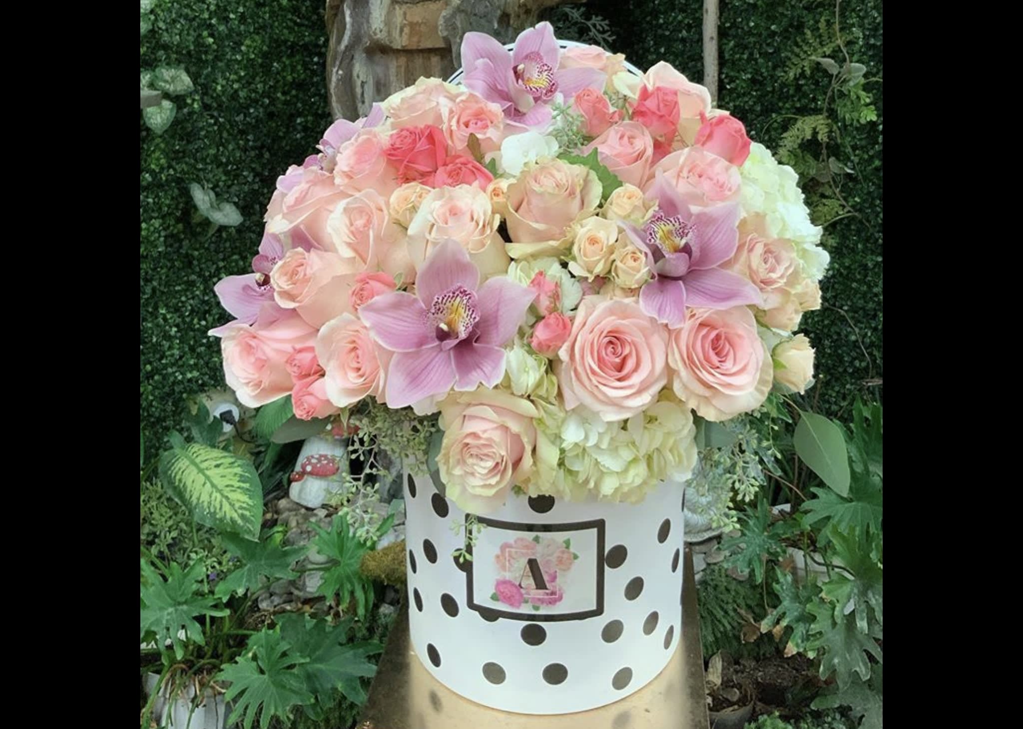 Amore pastel box  - The arrangement will be design similar to the photo If the recipient has a favorite color please let us know, and will we will incorporate the color.  hatbox color may very do to supply and demon               Flower delivery montebello ,Whittier,Pasadena,Downey,Pico Rivera,la habra,downtown ,los angles 