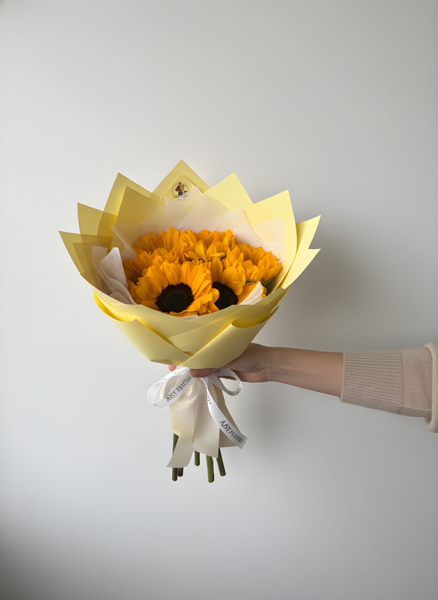 Sunflower Bouquet / Ramo de Girasoles (5-7) - Llena de alegría cualquier momento con nuestro Ramo de Girasoles de 5 a 7 flores. Cada girasol ha sido cuidadosamente seleccionado para ofrecer frescura y un color vibrante que transmite felicidad, optimismo y energía positiva. Ideal para regalar en cumpleaños, celebraciones especiales o simplemente para iluminar el día de alguien con un detalle lleno de luz y calidez.
