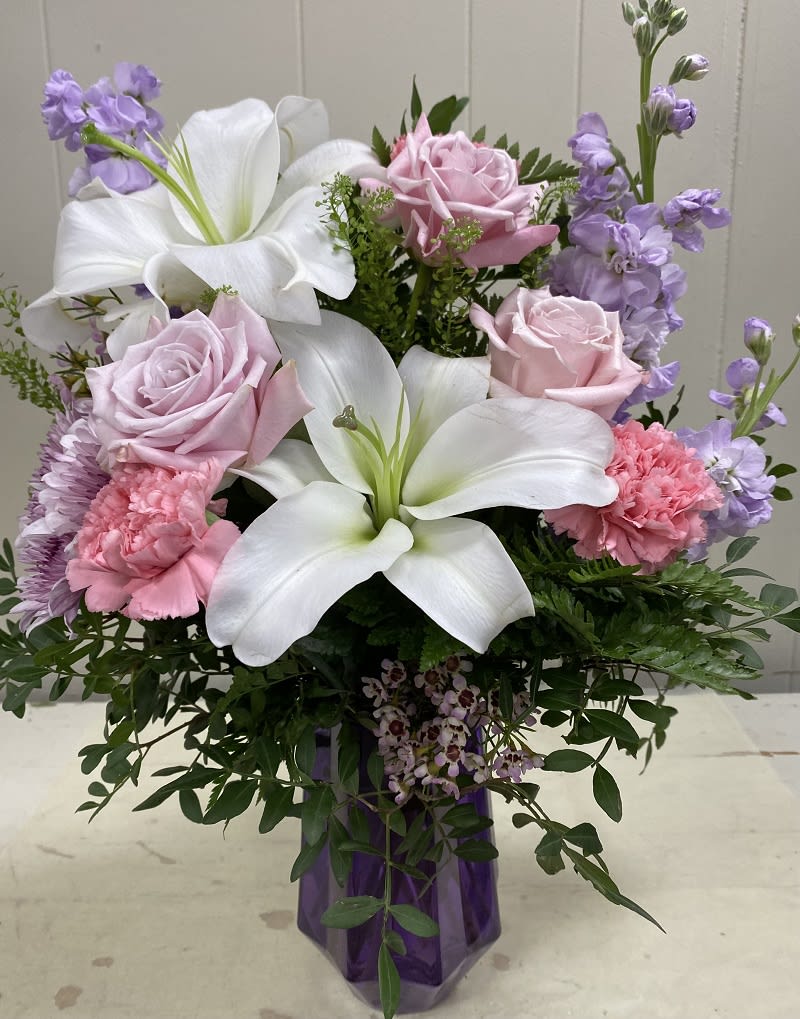  Ombré Rose - Wish her a Mother's Day of wonder and whimsy with our Ombré Rose Bouquet featuring a breathtaking roses and lilies in this stunning geometric glass vase.  Flowers may vary