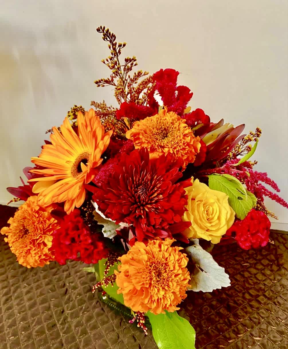 JOYLAND - In the glass vase combinations of autumn flowers