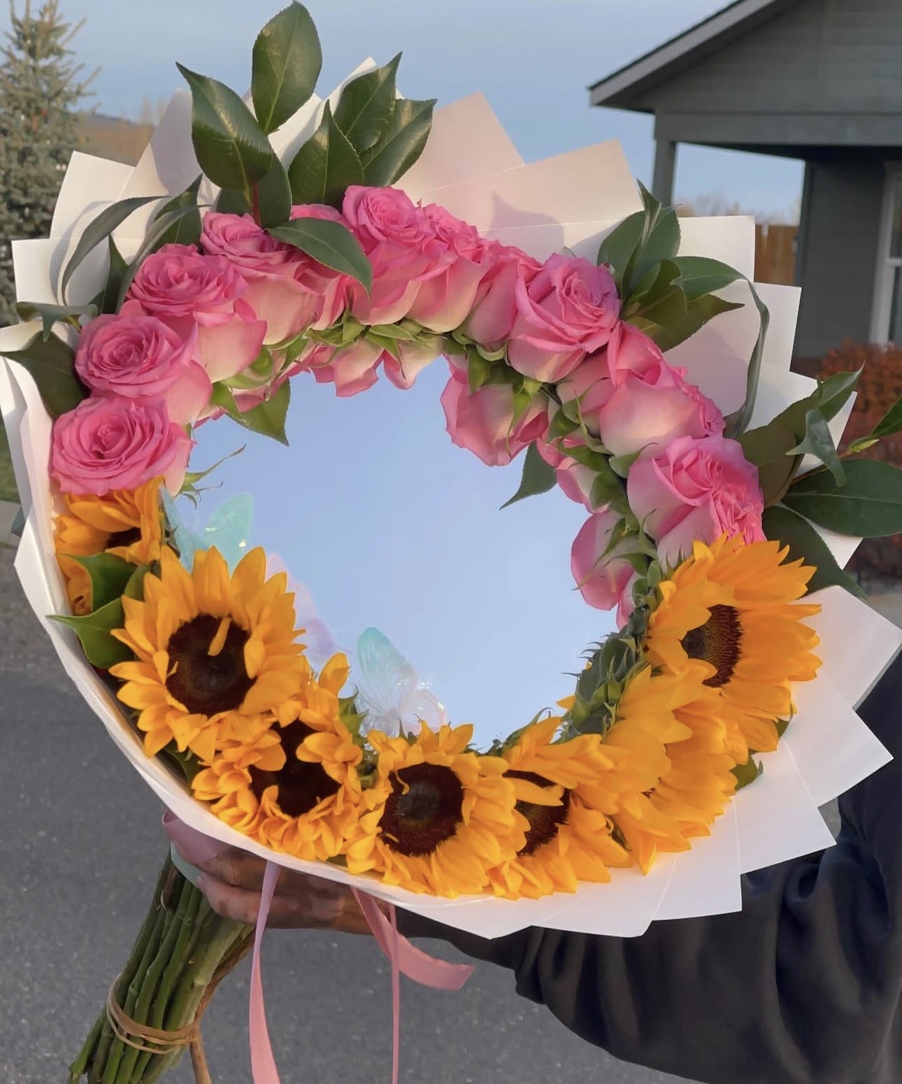CUSTOM ROUND MIRROR BOUQUET  - BEAUTIUL BOUQUET WITH ROUND MIRROR IN THE CENTER, AMAZING FOR ANY OCASSION, PRETTY, MODERN AND ELEGANT FOR THUS ESPECIAL PERSON.