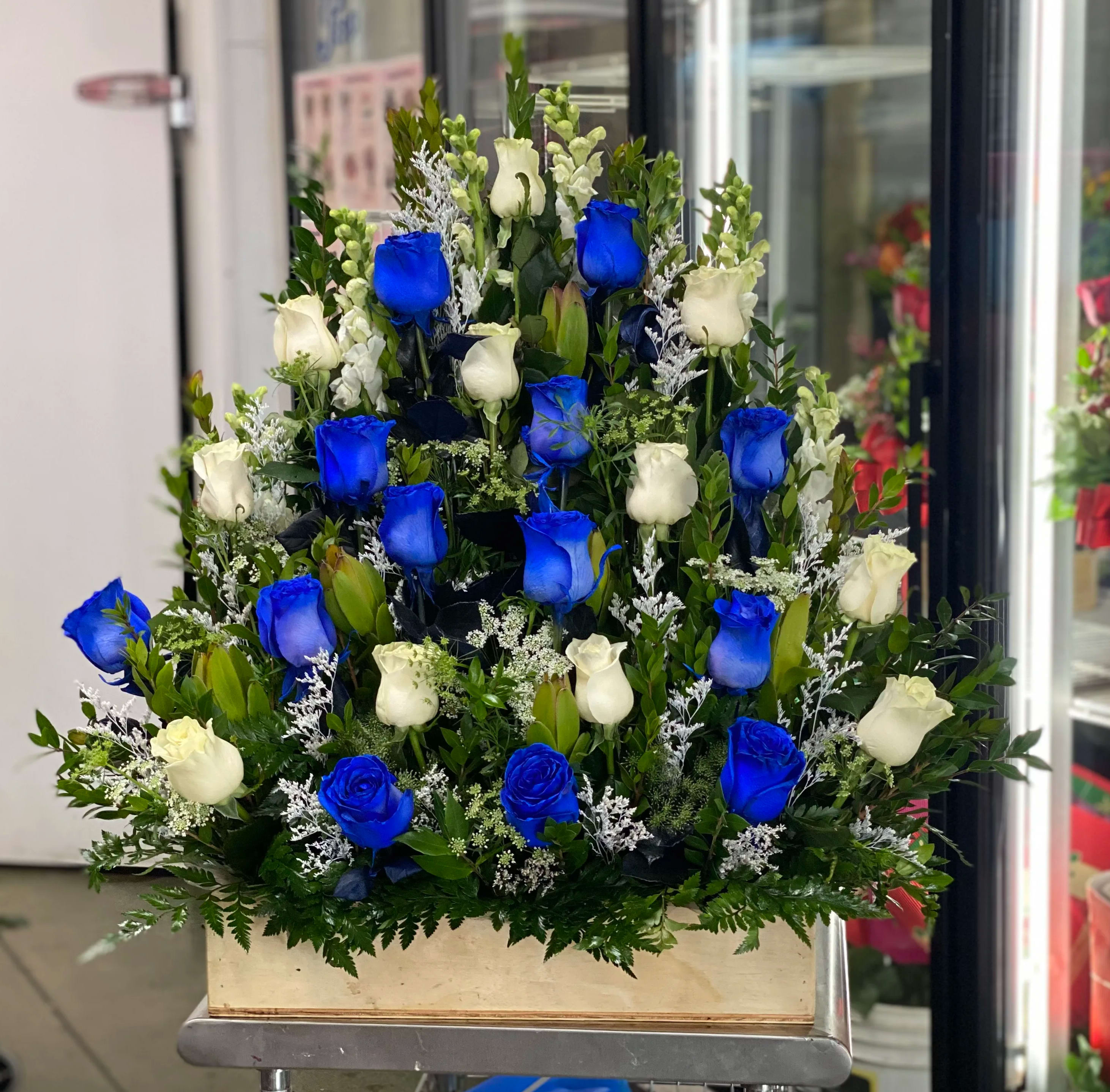 Blue and white roses arranged in a rectangular box