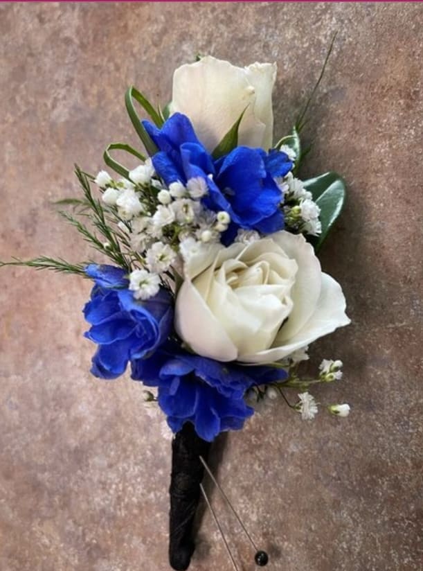 Blue and white rose boutonniere with baby's breath
