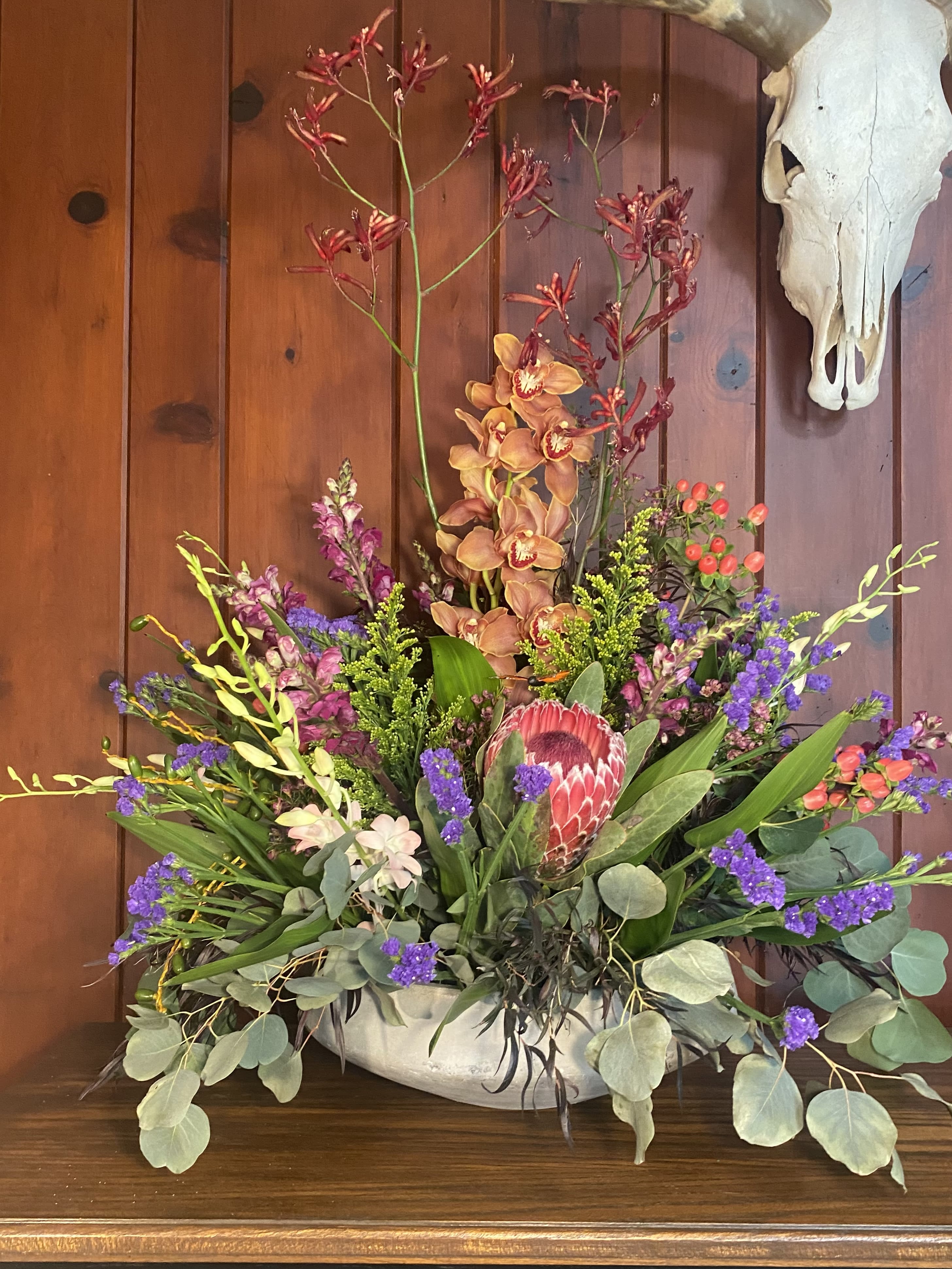 The Grand Queen (AUSTIN, TX ONLY) - A overwhelmingly large display of beautiful fresh cut flowers arranged in a exotic field your choice of color palette only available in Austin Texas