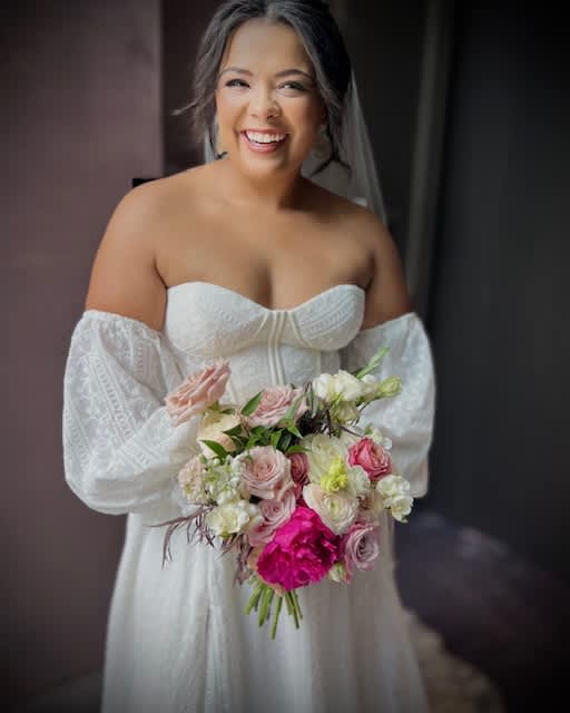 Bride holding a pink and white bouquet
