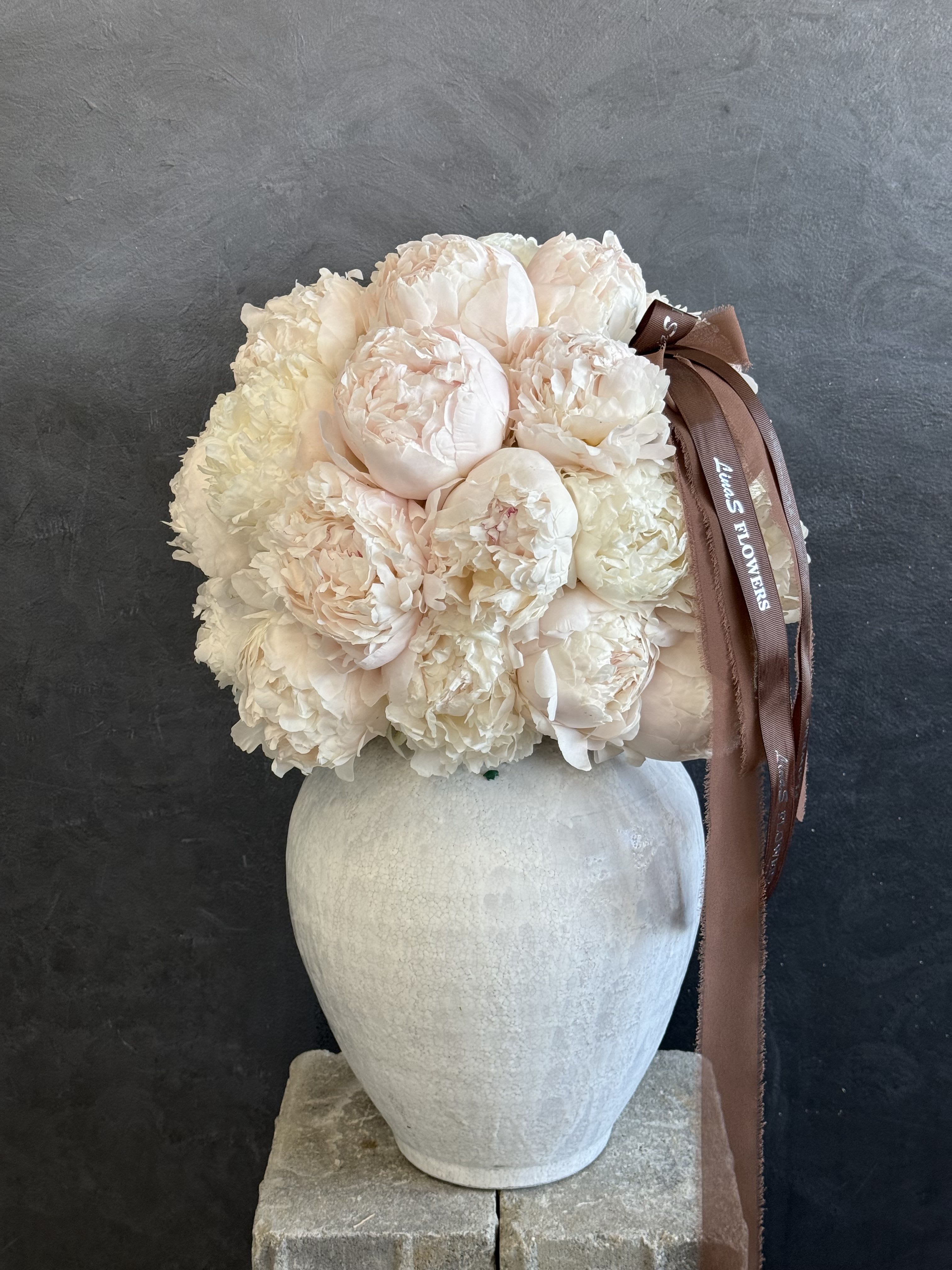 Ivory Peony Dream - Pure white peonies arranged with timeless elegance — a symbol of grace, softness, and refined beauty, perfect for every delicate and luxurious moment.