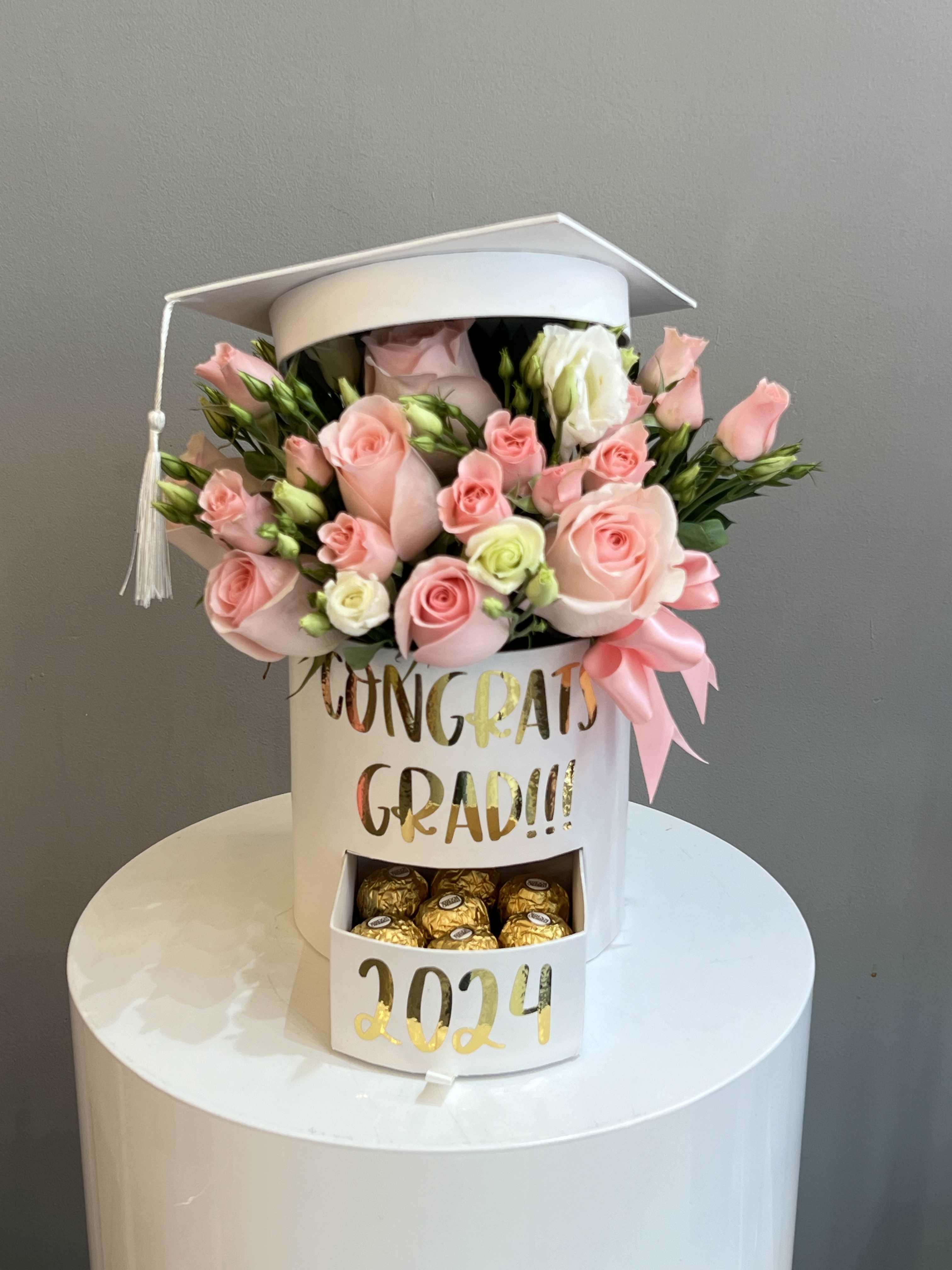 Graduation flower box - Fresh flowers in a graduation floral box, with the chocolates 